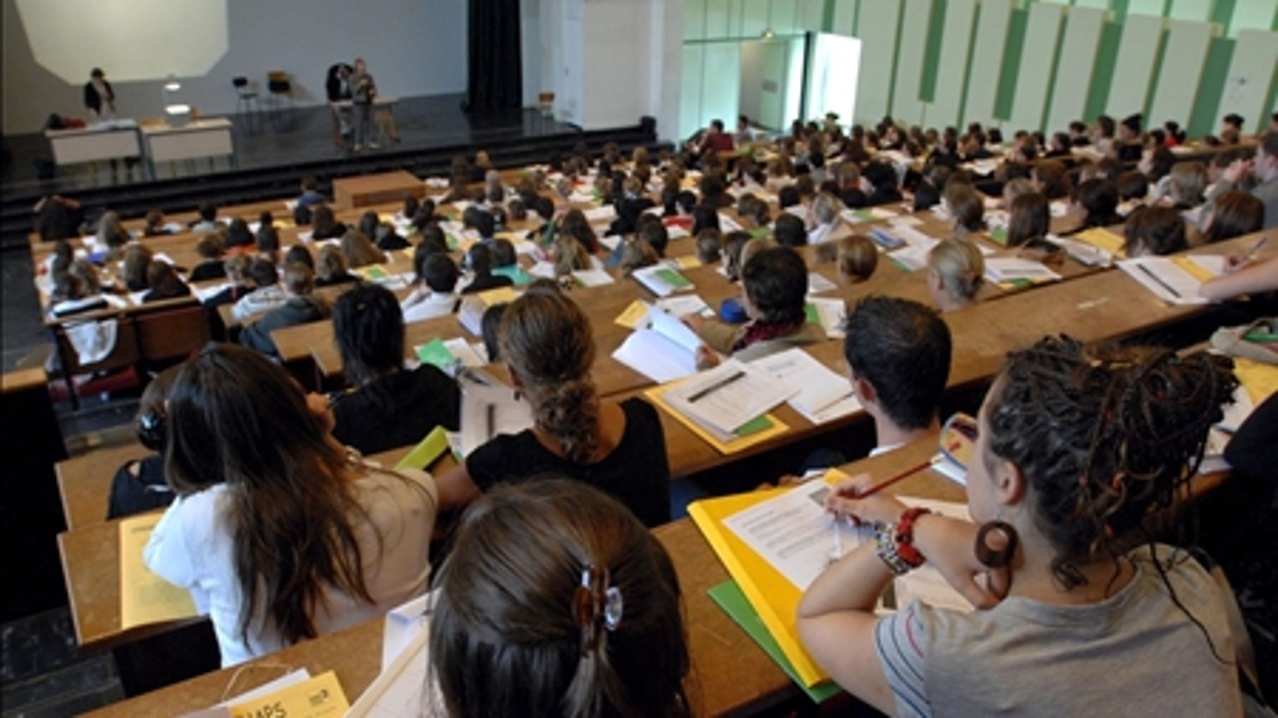 Der er for mange og sn&#230;rende studieregler for universiteterne at tage hensyn til, konkluderer ny rapport. 