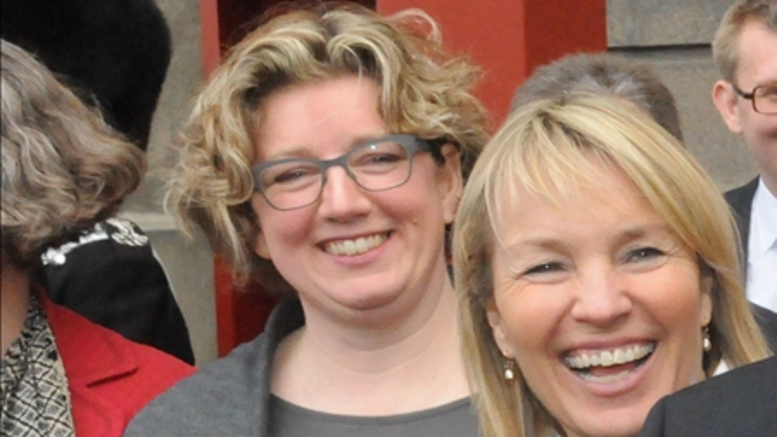 Charlotte Sahl-Madsens medlemskab hos de Konservative er helt nyt. Her er hun flankeret af sin nye chef og partileder Lene Espersen p&#229; Amalienborg Slotsplads.   