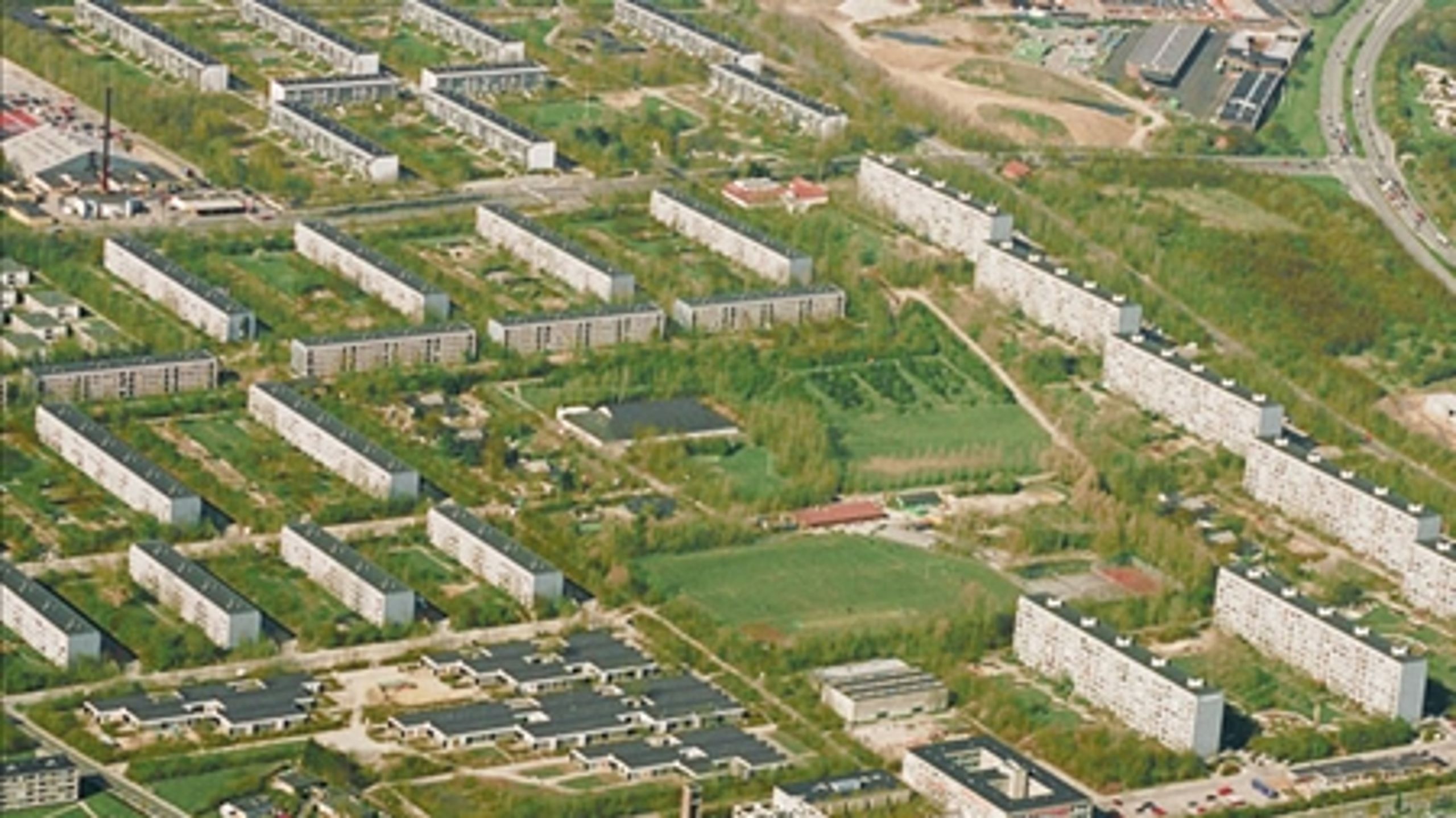 Udsnit af Gellerupparken set fra luften. Ringvejen kan ses &#248;verst til h&#248;jre.