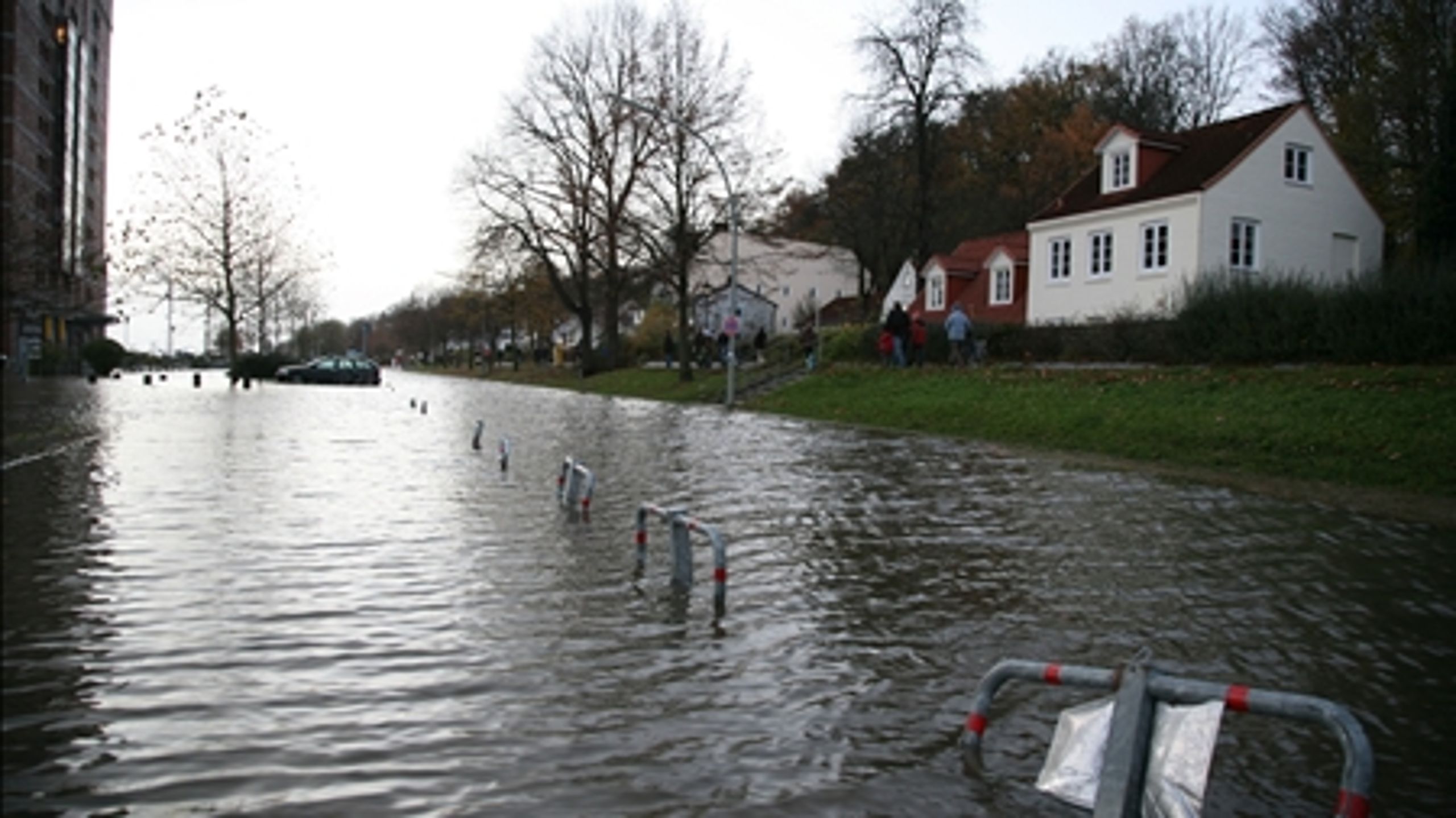 Striden om, hvem der skal betale regningen for de kommende klimaforandringer, er stadig uafklaret.