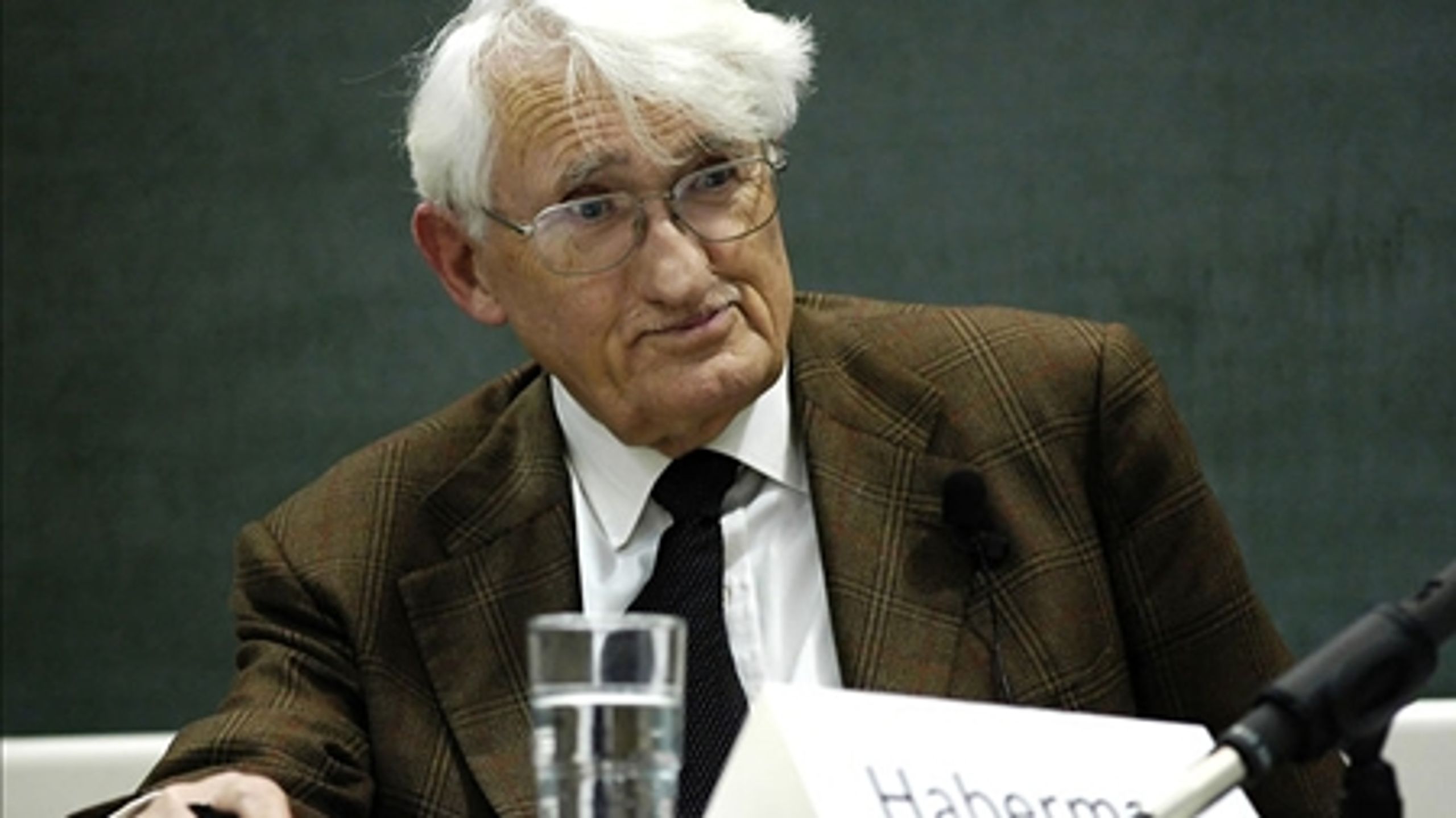 Den tyske filosof Jürgen Habermas ser et stort problem i at EU's borgere ikke inddrages i det politiske liv i Bruxelles