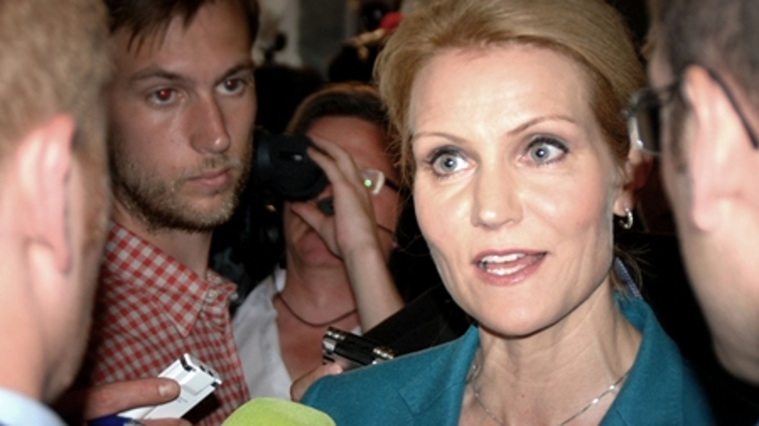 Socialdemokraterne har tabt fire mandater på kun fire dage. Alligevel kan Helle Thorning-Schmidt (S) fortsat se frem til at blive statsminister efter valget 15. september.