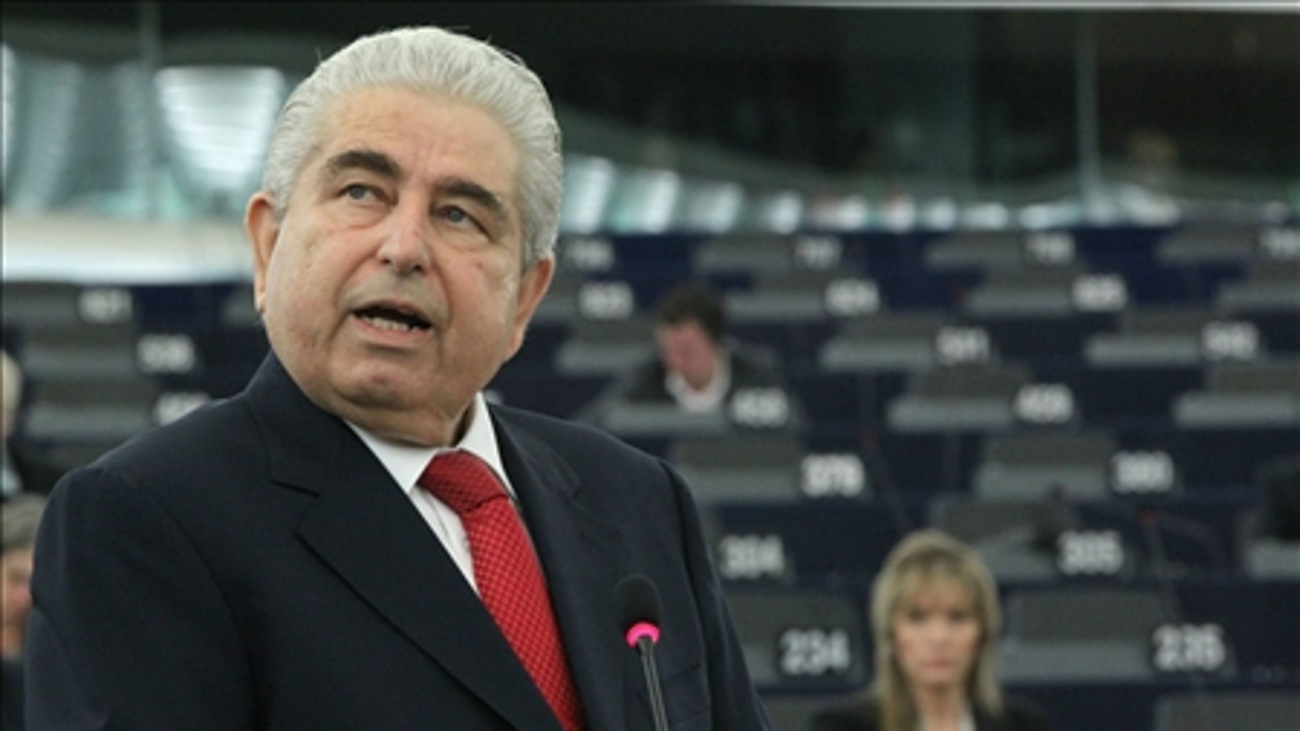 Demetris Christofias blev valgt som Cyperns præsident i 2008. Han er græsk-cypriot og medlem af Det progressive arbejderparti (AKEL), som er et kommunistisk, marxistisk-leninistisk parti i Cypern.