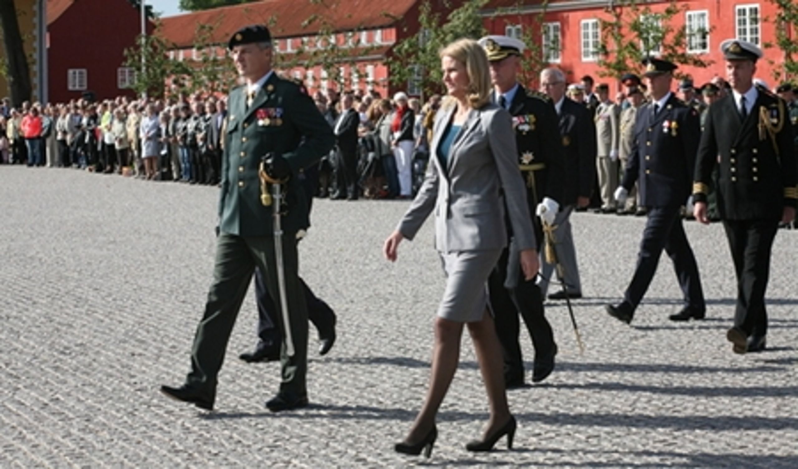 Statminister Helle Thorning-Schmidt (S) sammen med forsvarschef Peter Bartram på vej til at nedlægge krans på Kastellet.