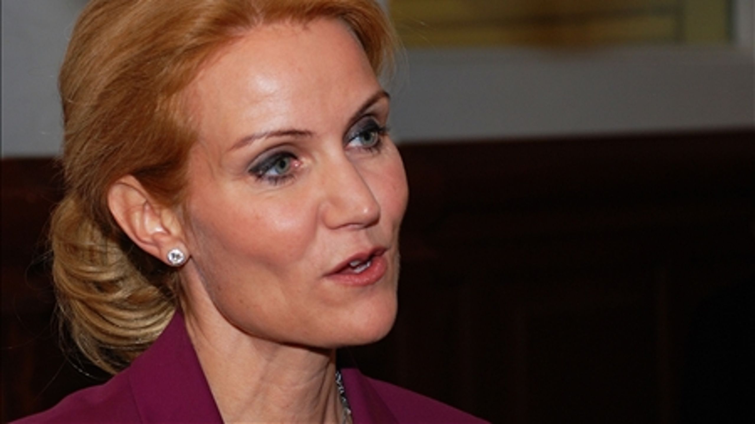 Statsminister Helle Thorning-Schmidt (S): Rakte en hånd ud til baglandet i sin kongrestale, da hun understregede, at forkortelsen af dagpengeperioden ikke er groet i den socialdemokratiske have. Men i den afsluttende pressebriefing tog Thorning igen Vestagers parti i dagpengestriden med Nyrup. 