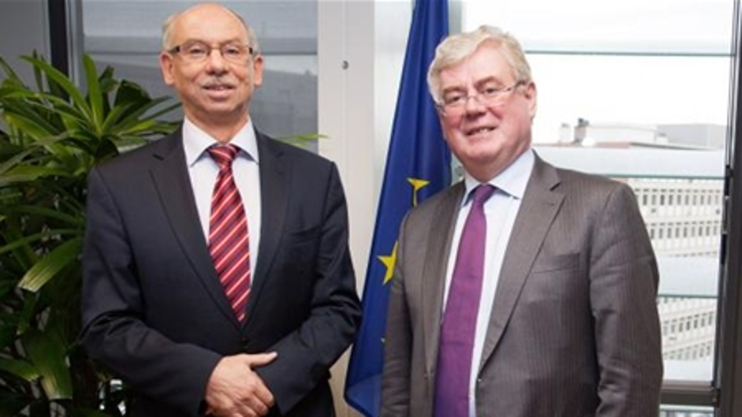 Vicepremierminister Eamon Gilmore og EU's budgetkommissær Janusz Lewandowski under mødet i december i Bruxelles.