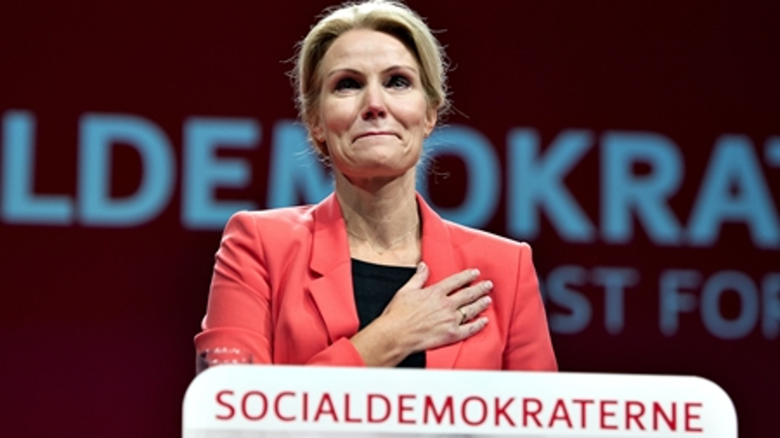 Nu har man efterhånden bygget et omdømme op som isdronning, og så kommer I bare og ødelægger det," indledte en rørt Helle Thorning-Schmidt sin tale efter et stående bifald ved Socialdemokraternes kongres.