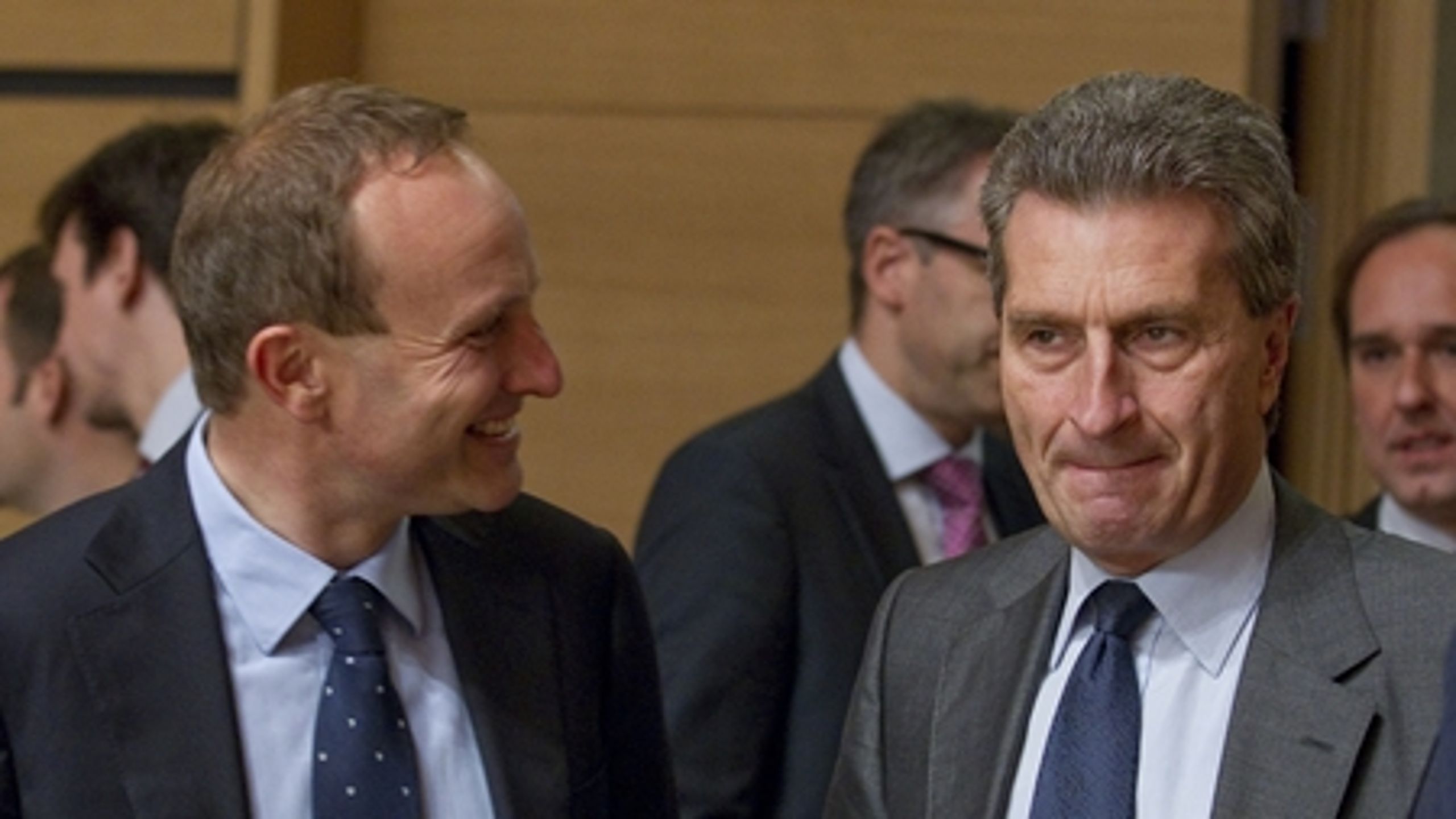 Klima- og energiminister Martin Lidegaard (t. v.) og EU's energikommissær Günther Oettinger (t. h.) var ikke på samme hold i Bruxelles, da Danmark var med til at blokere for en aftale om biobrændstoffer. 