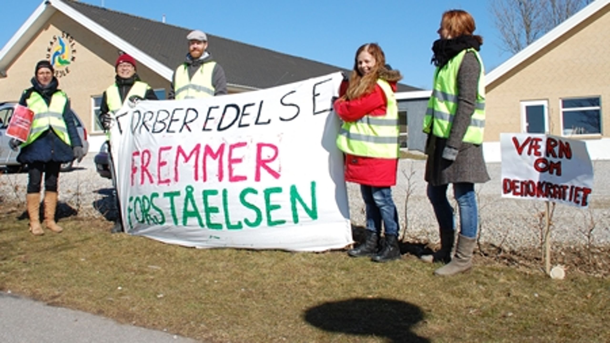 Efter sommerferien kommer langt de fleste lærere til at tilbringe godt 40 timer om ugen på skolen. Det viser Altinget.dk's rundspørge.