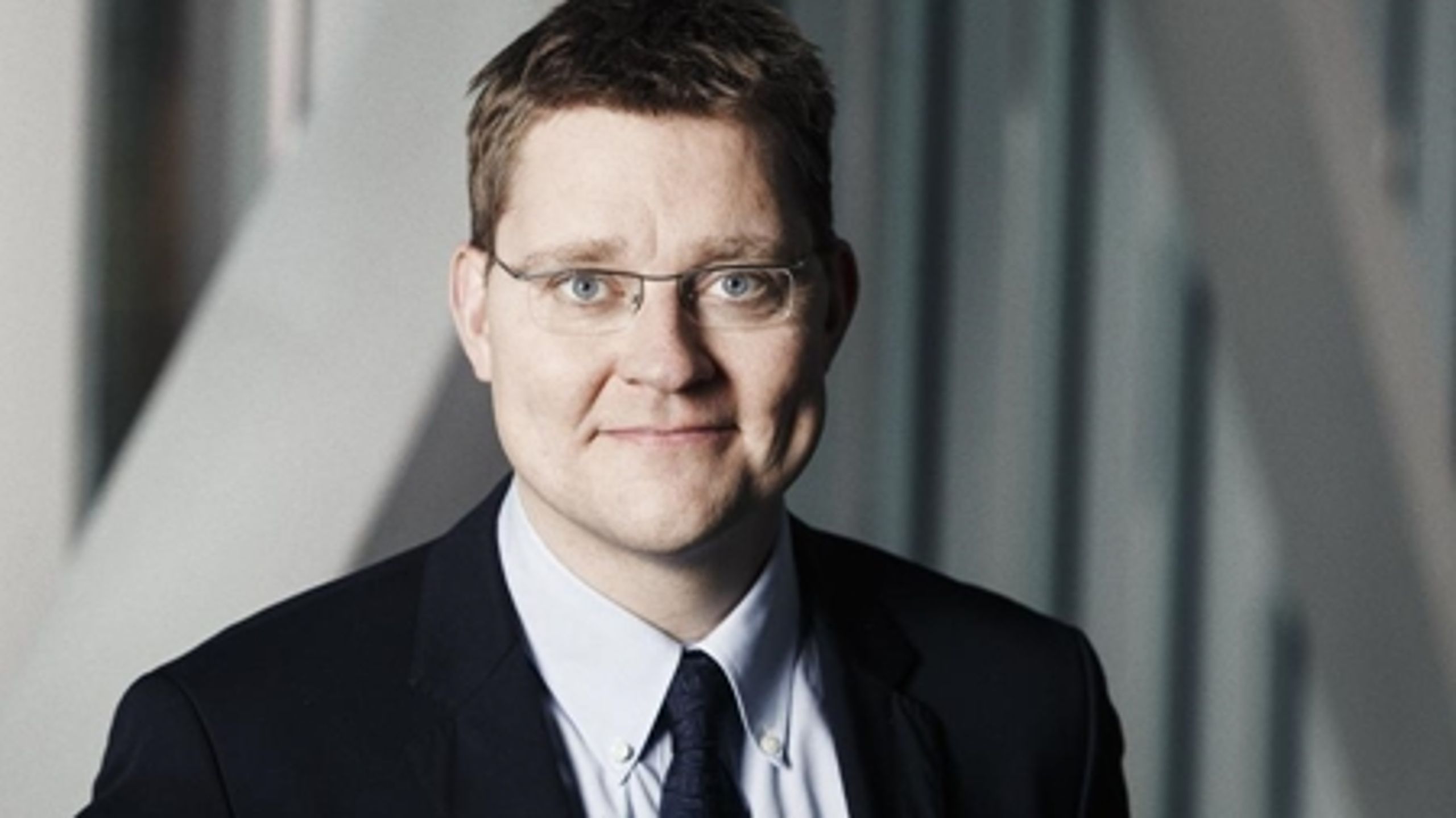 De borgerlige partiledere vil have klima- og energiminister Rasmus Helveg Petersen (R) til at se på omkostningerne i energiaftalen fra 2012. 