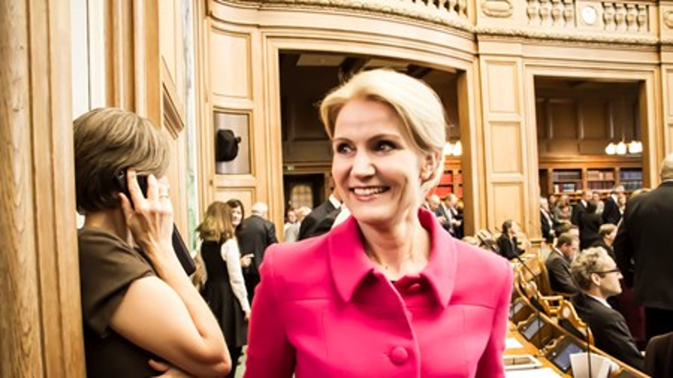 Statsminister Helle Thorning-Schmidt krydser Folketingssalen, få sekunder inden hun skal holde sin åbningstale.&nbsp;&nbsp;