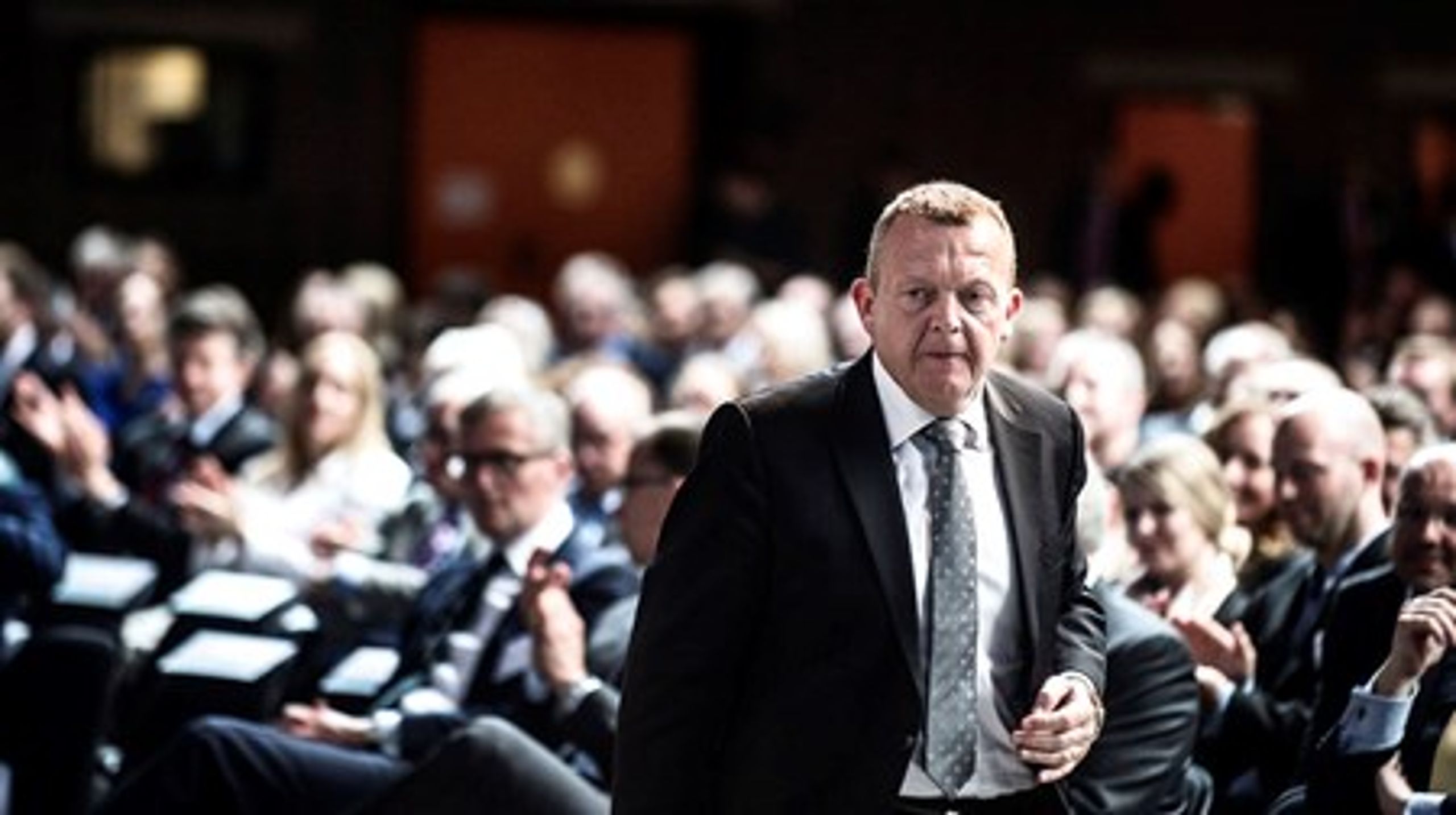 Lars Løkke Rasmussen på vej op til talerstolen på Dansk Erhvervs årsmøde, hvor han gav erhvervslivet flere garantier.&nbsp;