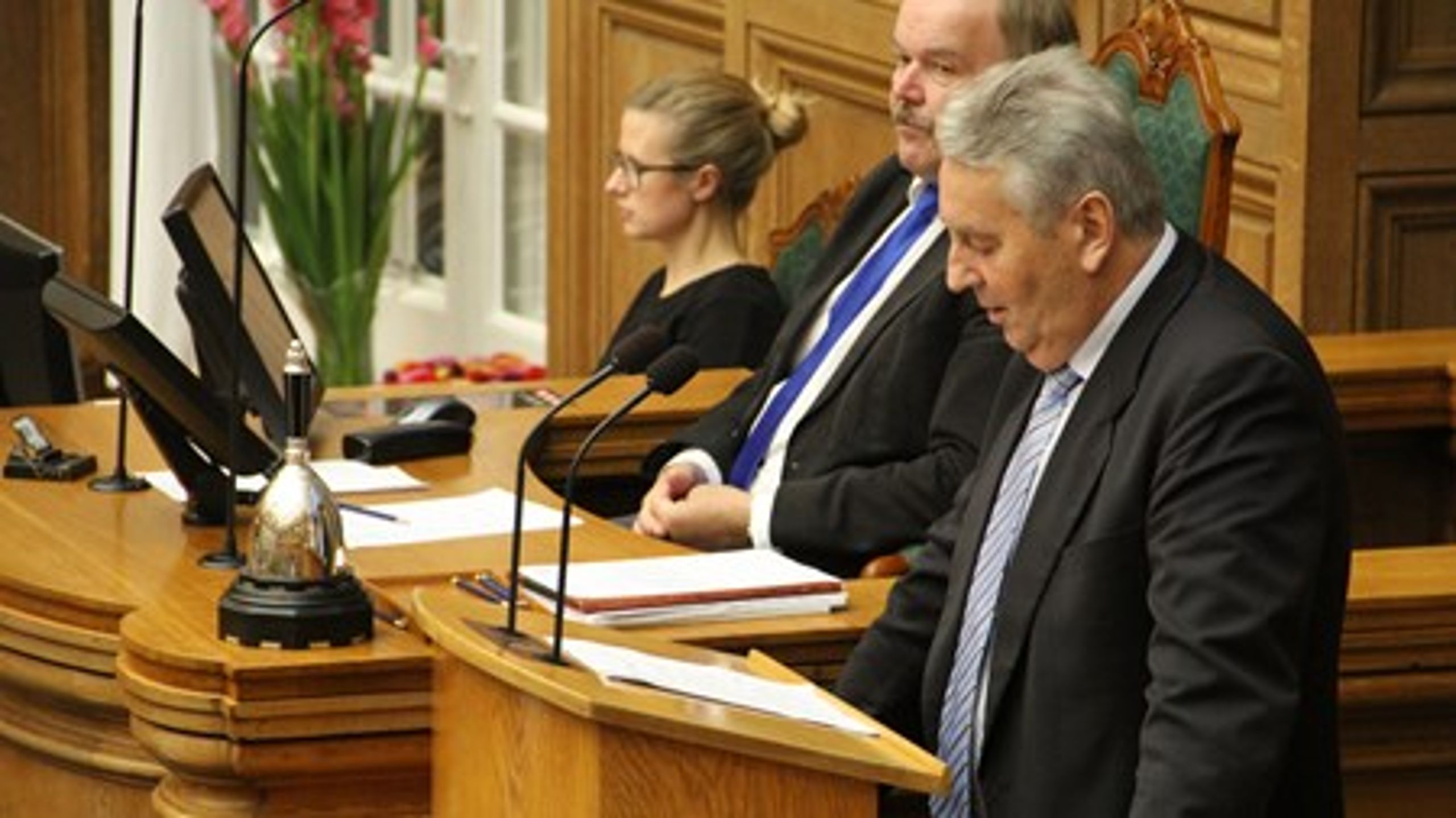 Edmund Joensen, Sambandspartiet, på talerstolen i Folketinget.&nbsp;