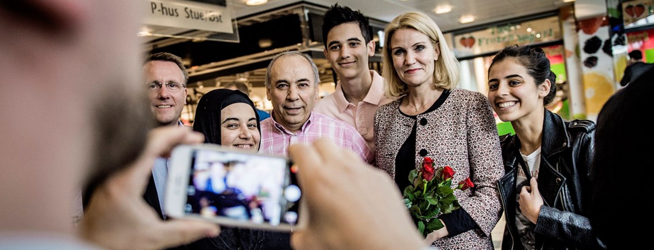 Lysten til at blive fotograferet med Helle Thorning-Schmidt var stor, da statsministeren tirsdag besøgte Rødovre Centrum.