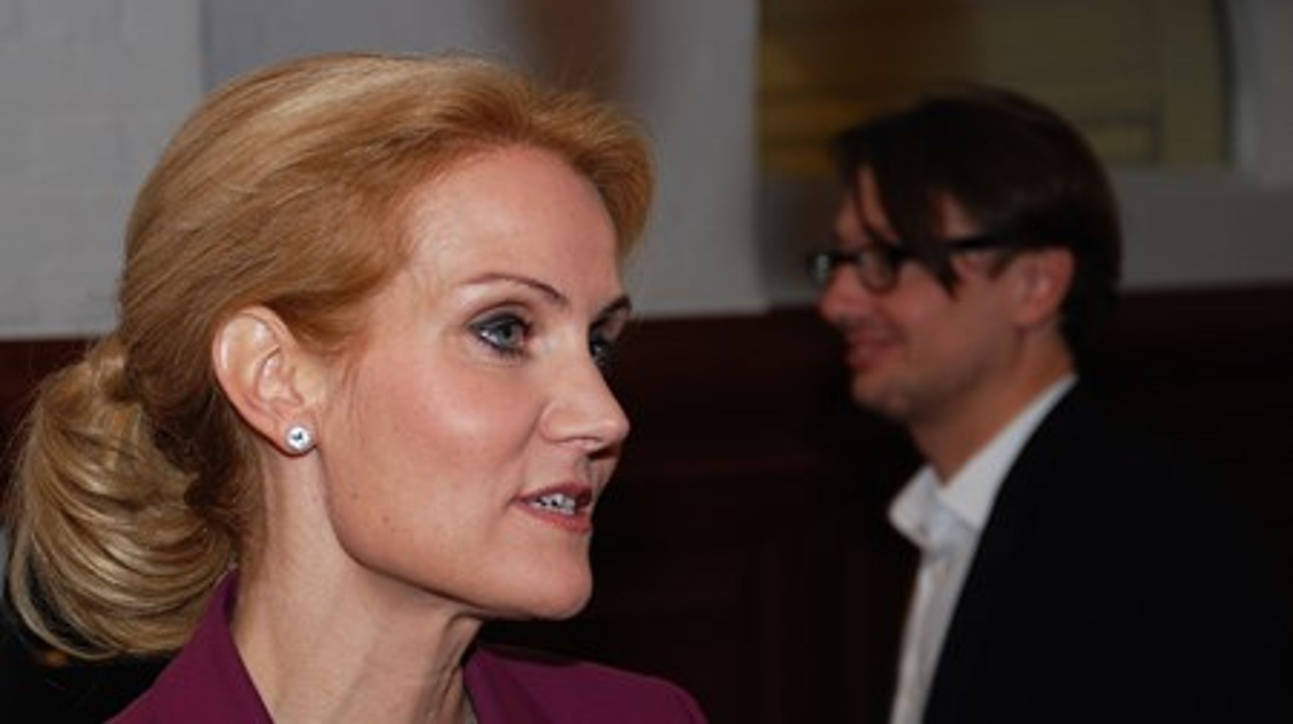 Da Helle Thorning-Schmidt i 2011 blev statsminister, indførte hun et regelsæt, der betød, at de ni ministre, der var medlemmer af regeringens økonomi- eller&nbsp;koordinationsudvalg, kunne have to rådgivere. Her ses statsministeren sammen med sin ene rådgiver, Noa Redington.&nbsp;