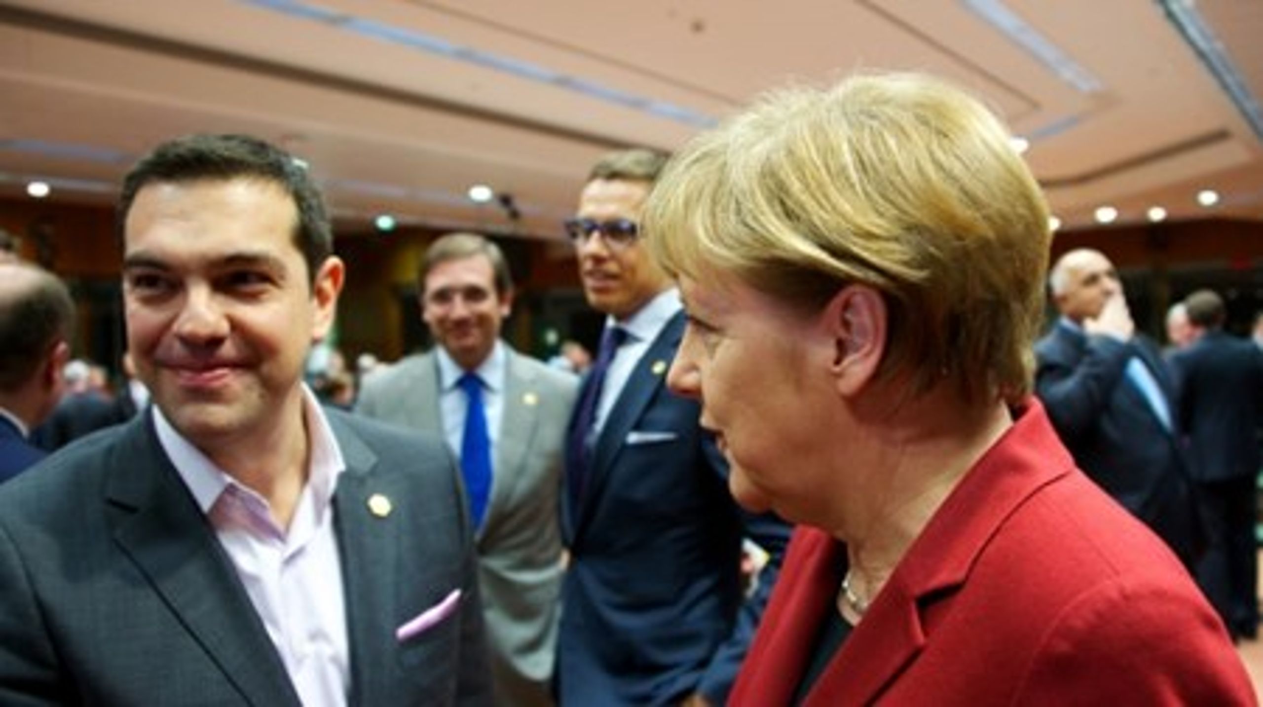 Den græske premierminister, Alexis Tsipras, vil mandag aften skulle møde blandt andre den tyske kansler Angela Merkel for at se, om det kan lykkes at finde fælles fodslag om en aftale, der kan udløse 7,2 milliarder euro, som grækerne har desperat brug for for at kunne betale sine udenlandske kreditorer.