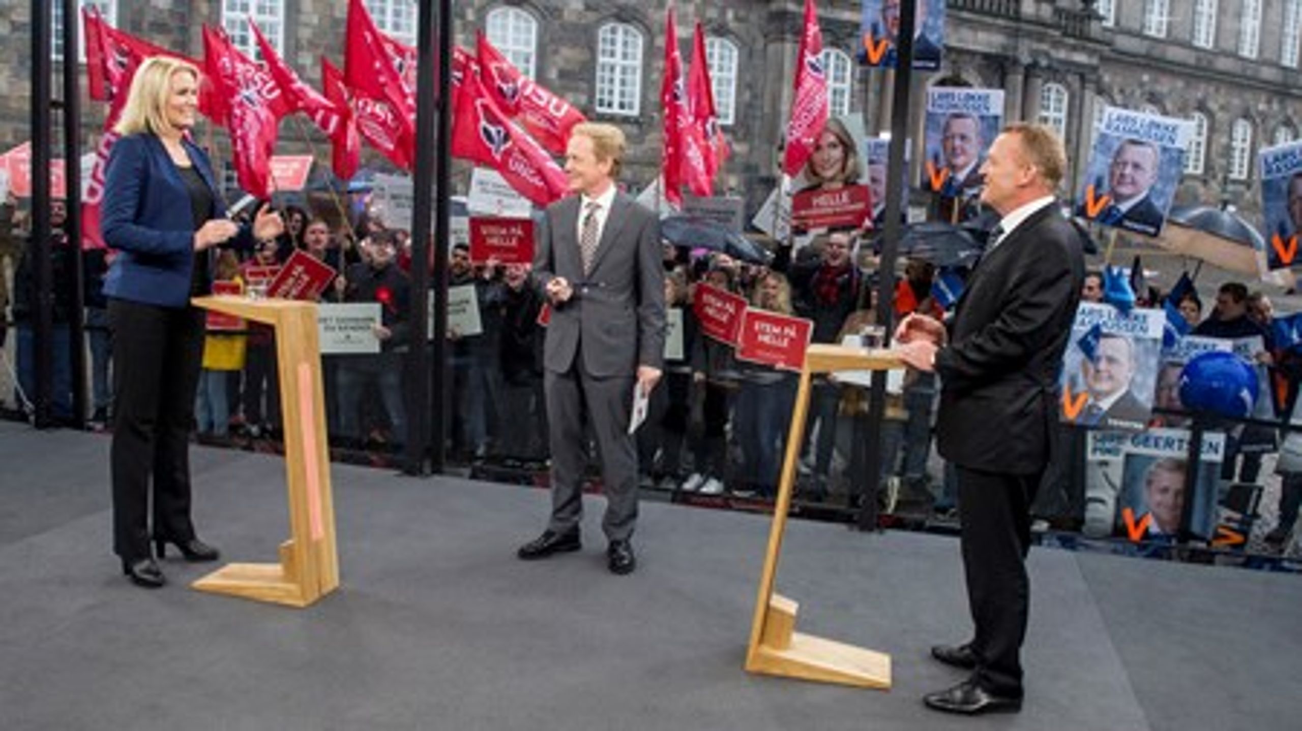 "Adskillige politikere – herunder Venstres statsminister Lars Løkke Rasmussen&nbsp;– har i valgkampen afvist lavere dagpengeydelser. Blandt andet lavede han en aftale under en duel i juni på TV 2 med Helle Thorning-Schmidt," skriver Jarl Cordua.&nbsp;