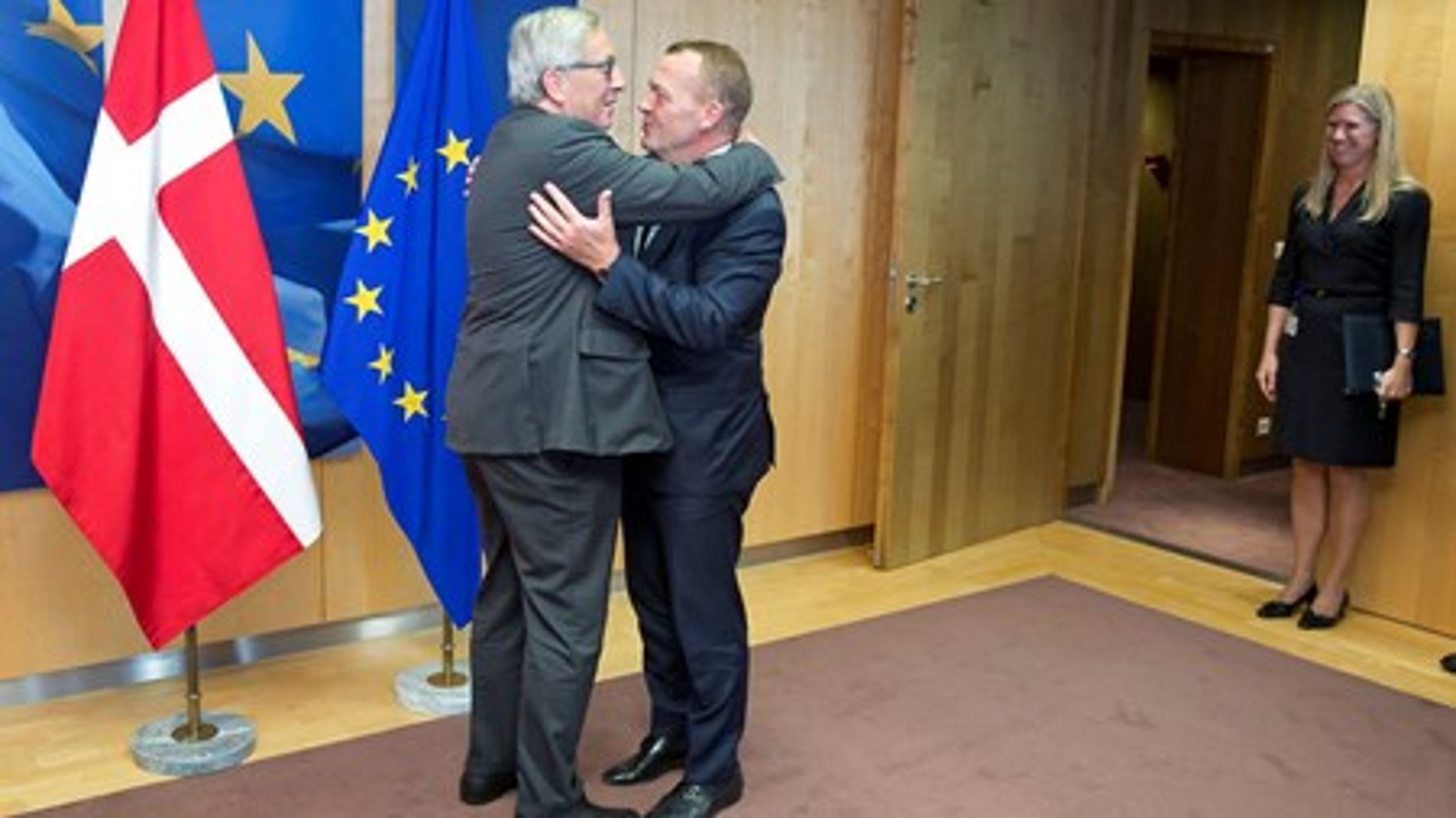 Bamsekram fra Kommissionen: Statsminister Lars Løkke Rasmussen modtages hjerteligt af EU-kommissionens formand Jean-Claude Juncker. Løkke&nbsp;har lagt sig&nbsp;tæt på Juncker og Merkel, selvom de står for&nbsp;en helt anden asylpolitik end&nbsp;den, han selv gik til valg på.&nbsp;<br>