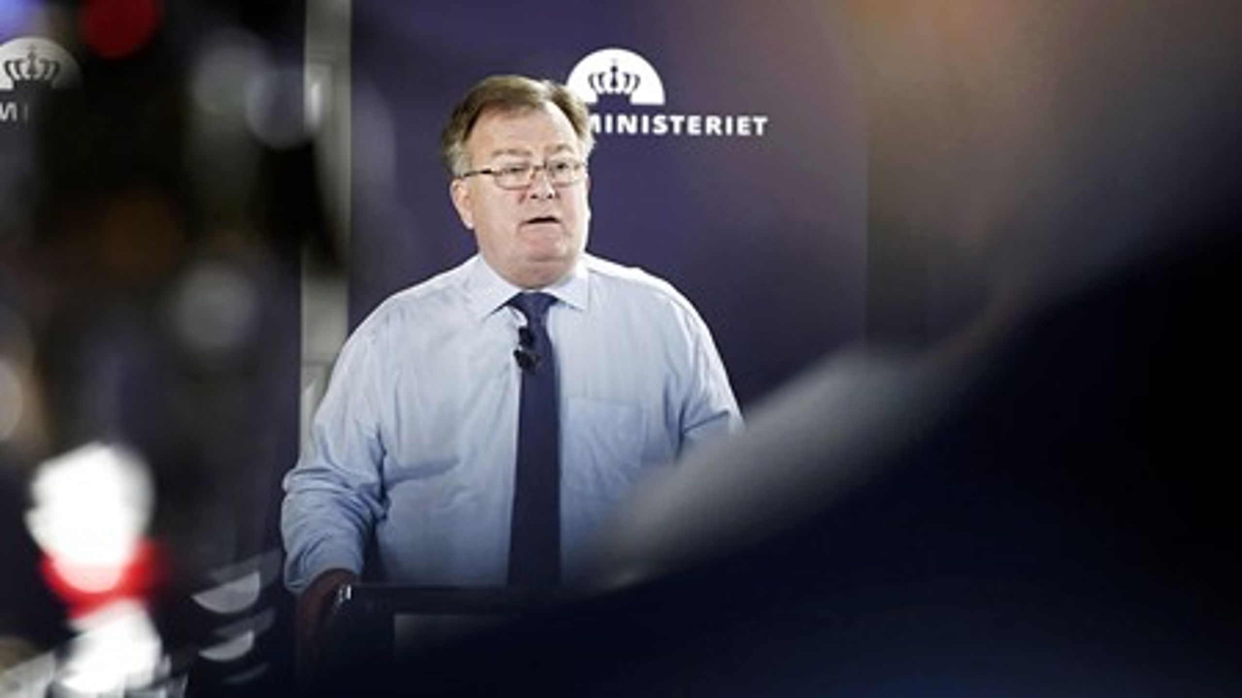 Finansminister Claus Hjort Frederiksen har ikke øremærket et bestemt beløb til politiet på næste års finanslov. Men han lover, at&nbsp;justitsministeren nok skal&nbsp;komme med regeringens skøn, når forhandlingerne om det næste politiforlig starter.