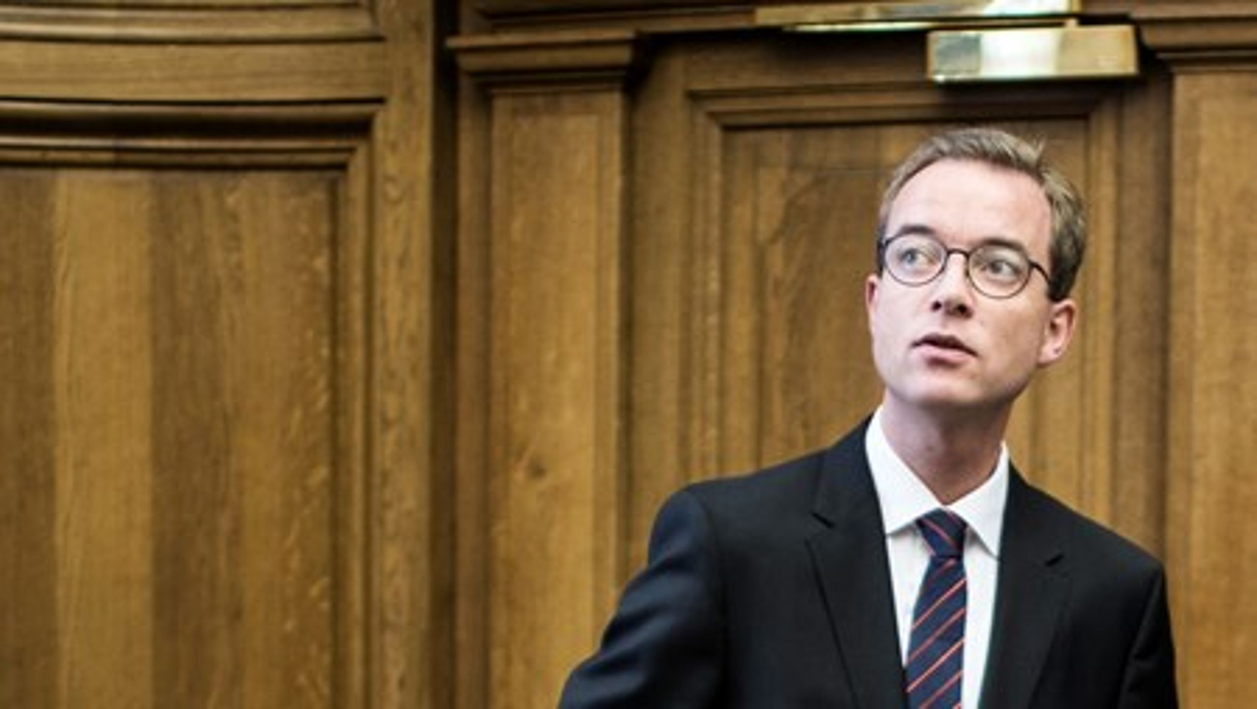 Forskningsminister Esben Lunde Larsen er oppe mod selveste Grundtvig, som&nbsp;på ganske få dage har samlet 14.000 følgere på Facebook-kampagne-siden ”Nej til Højskolelukninger”.<div><br></div>