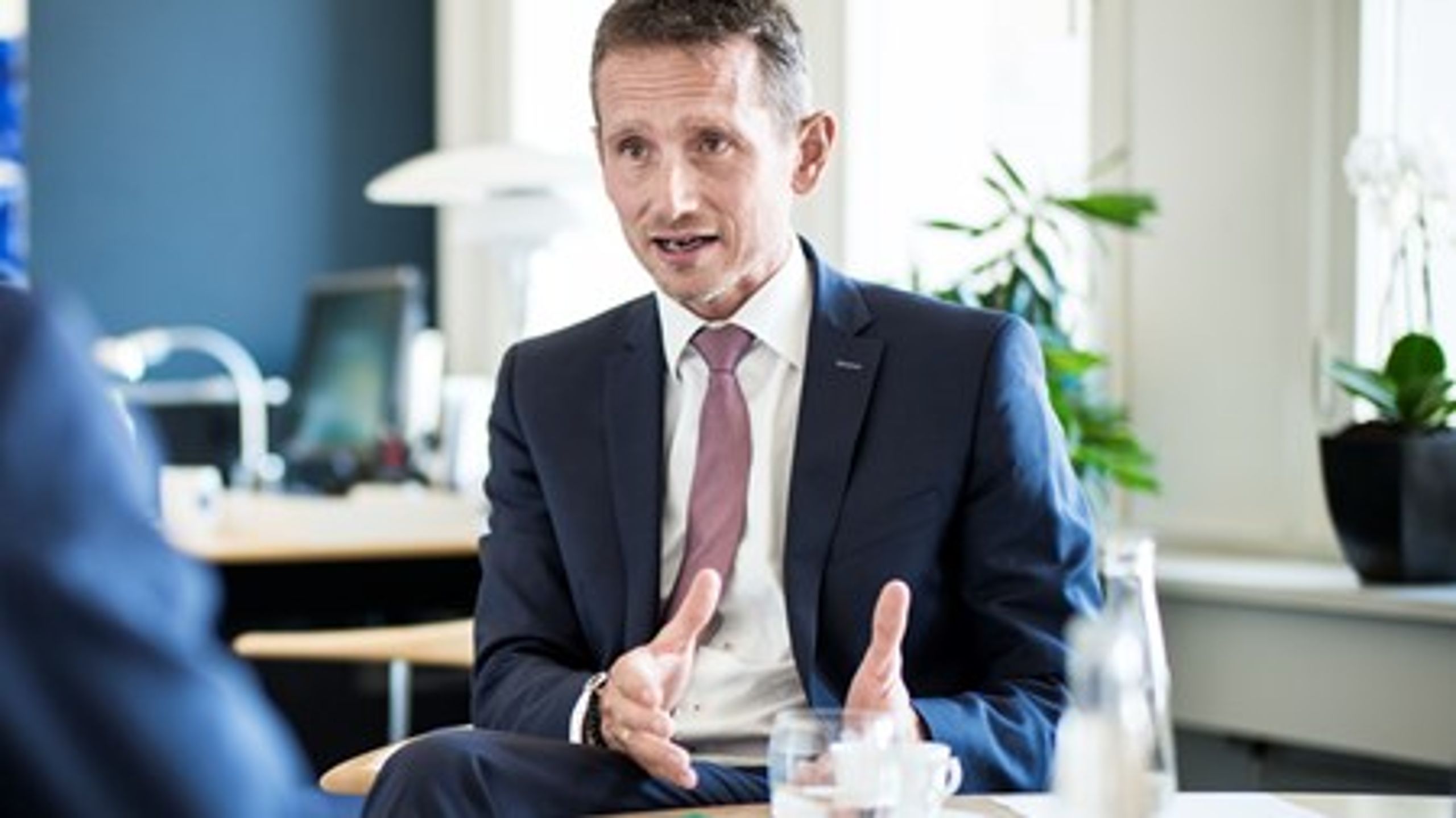 Udenrigsminister Kristian Jensen (V) udskyder udgifter til asylansøgere, der ellers skal betales af udviklingsbistanden.&nbsp;