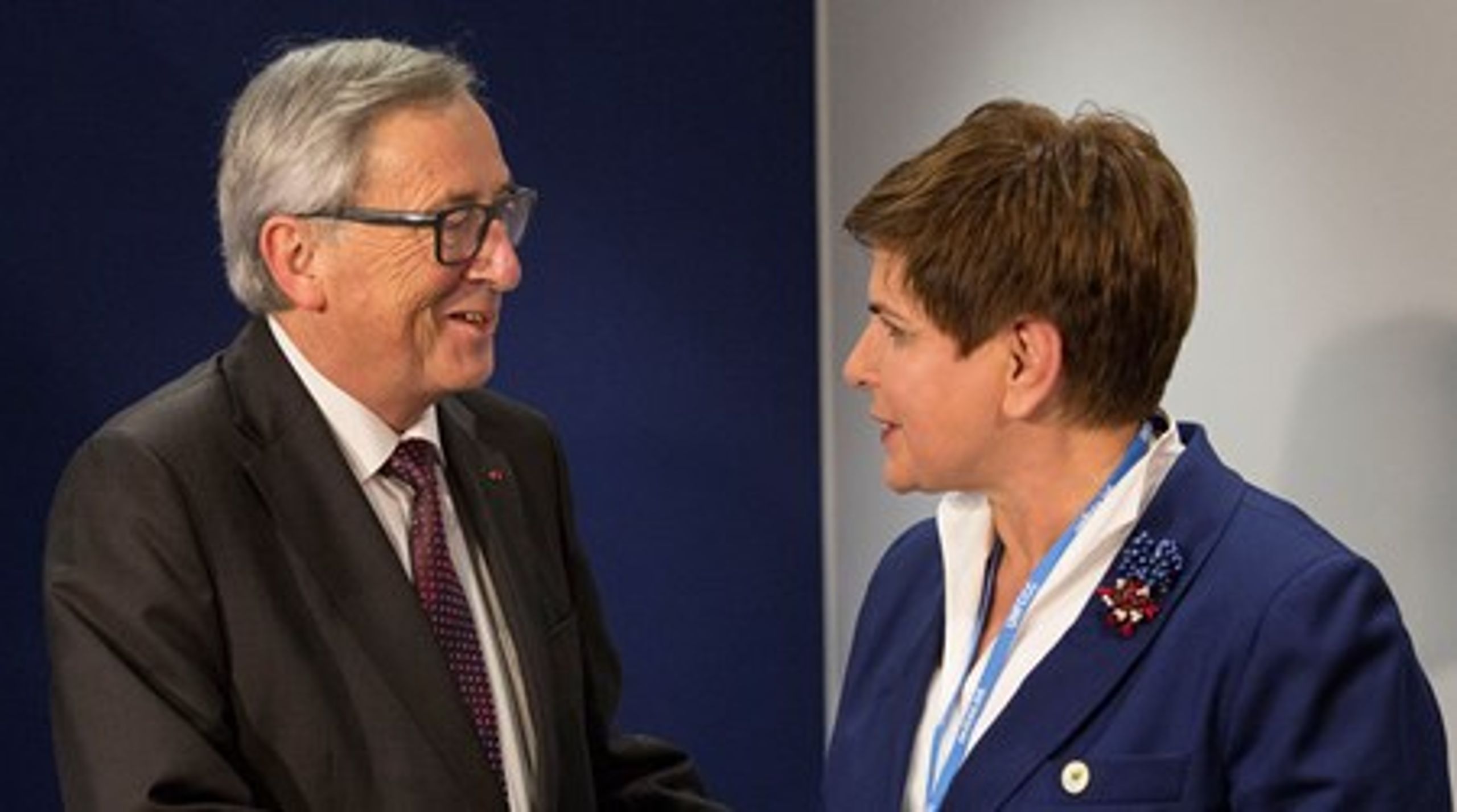 EU-Kommissionens formand, Jean-Claude Juncker, sammen med den nye polske statsmister, Beata Szydlo. Juncker skal i denne uge diskutere med de øvrige EU-kommissærer, om den polske regering er på kant med EU's grundlæggende værdier.