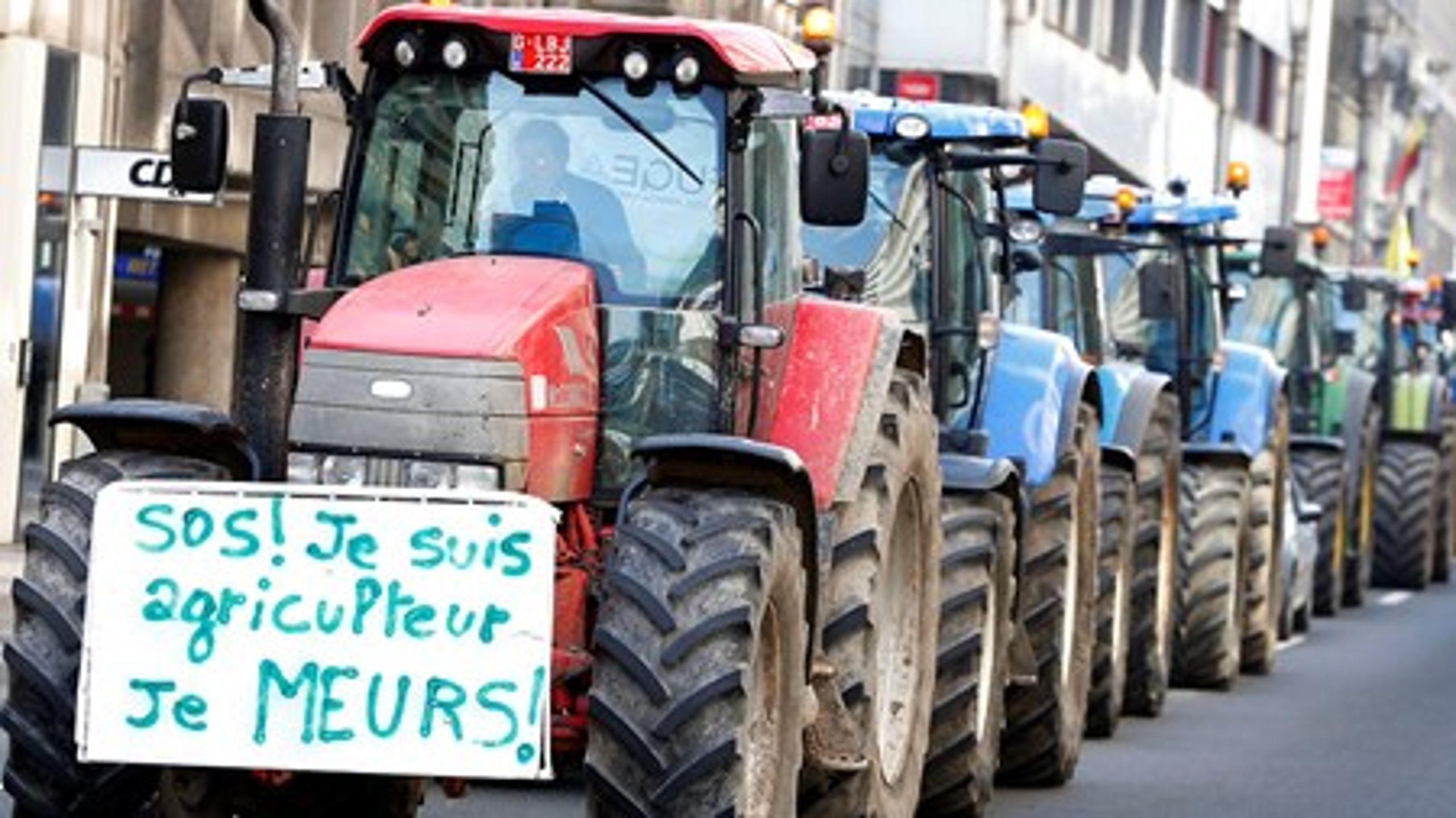 "SOS. Jeg dør". Det var budskabet fra trængte mælkebønder, der mandag demonstrerede i Bruxelles, mens EU's landbrugsministre mødtes.