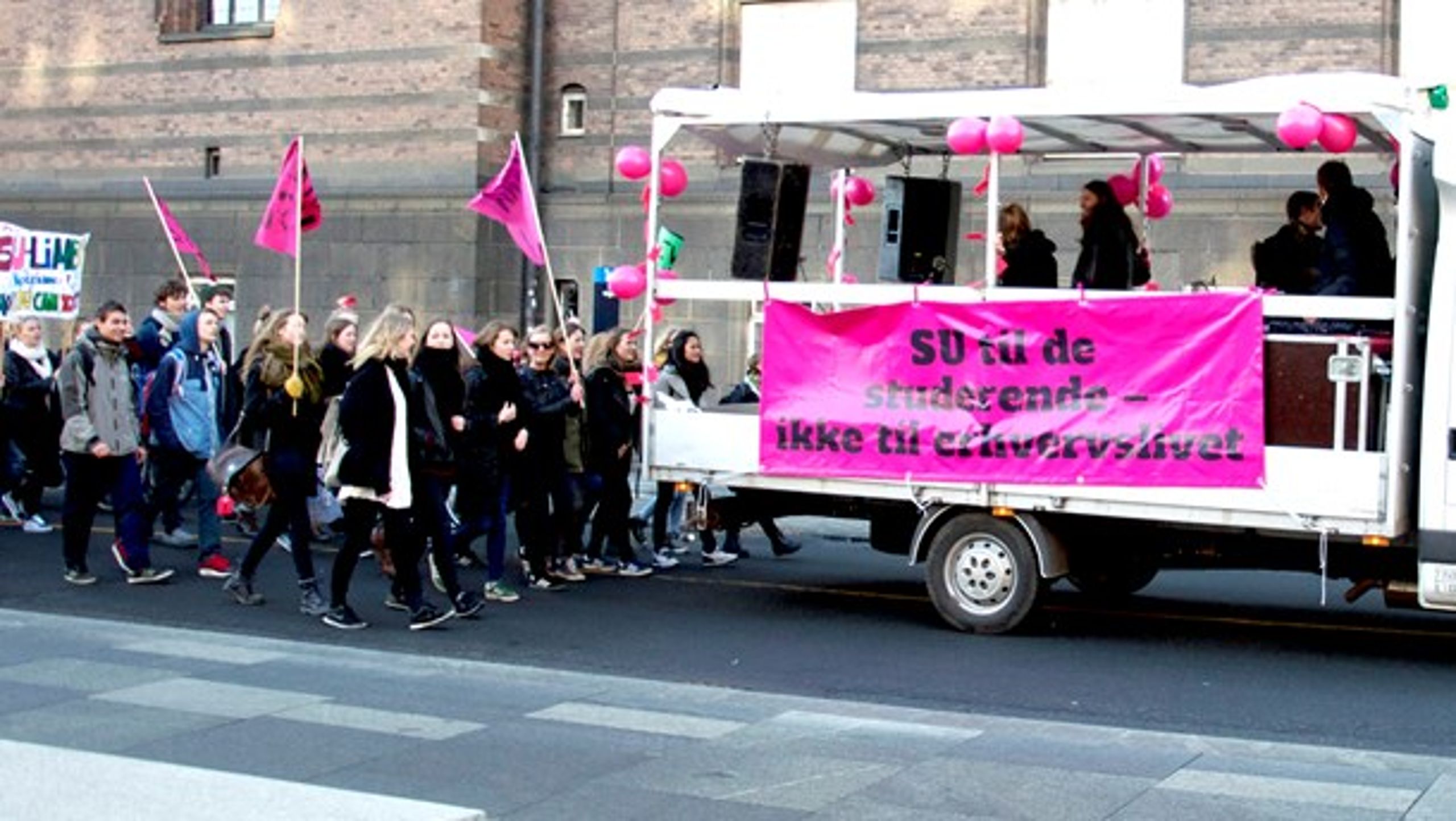 Ved den seneste SU-reform i 2013 demonstrerede de studerende mod ændringerne, og studenterorganisationerne fører allerede kampagne mod nye beskæringer af studiestøtten. <br>