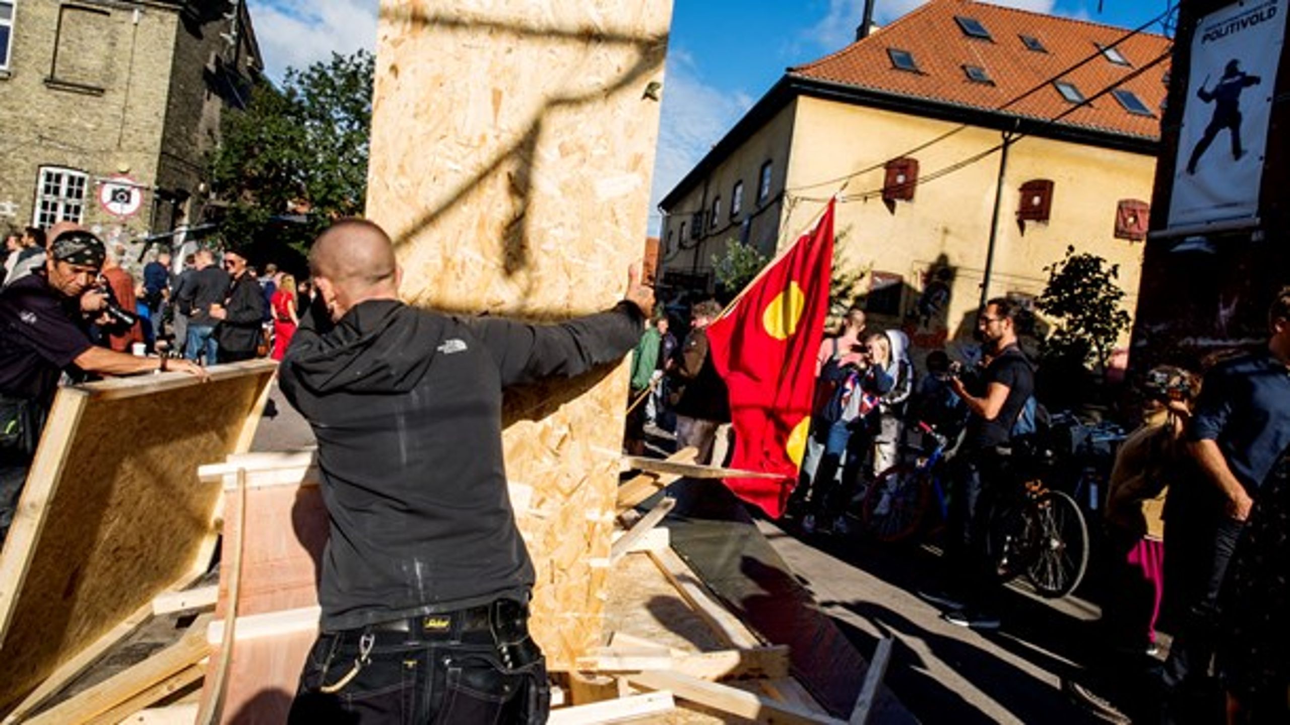 Christianitter i færd med at rydde op i Pusherstreet efter onsdagens skuddrama på fristaden.&nbsp;