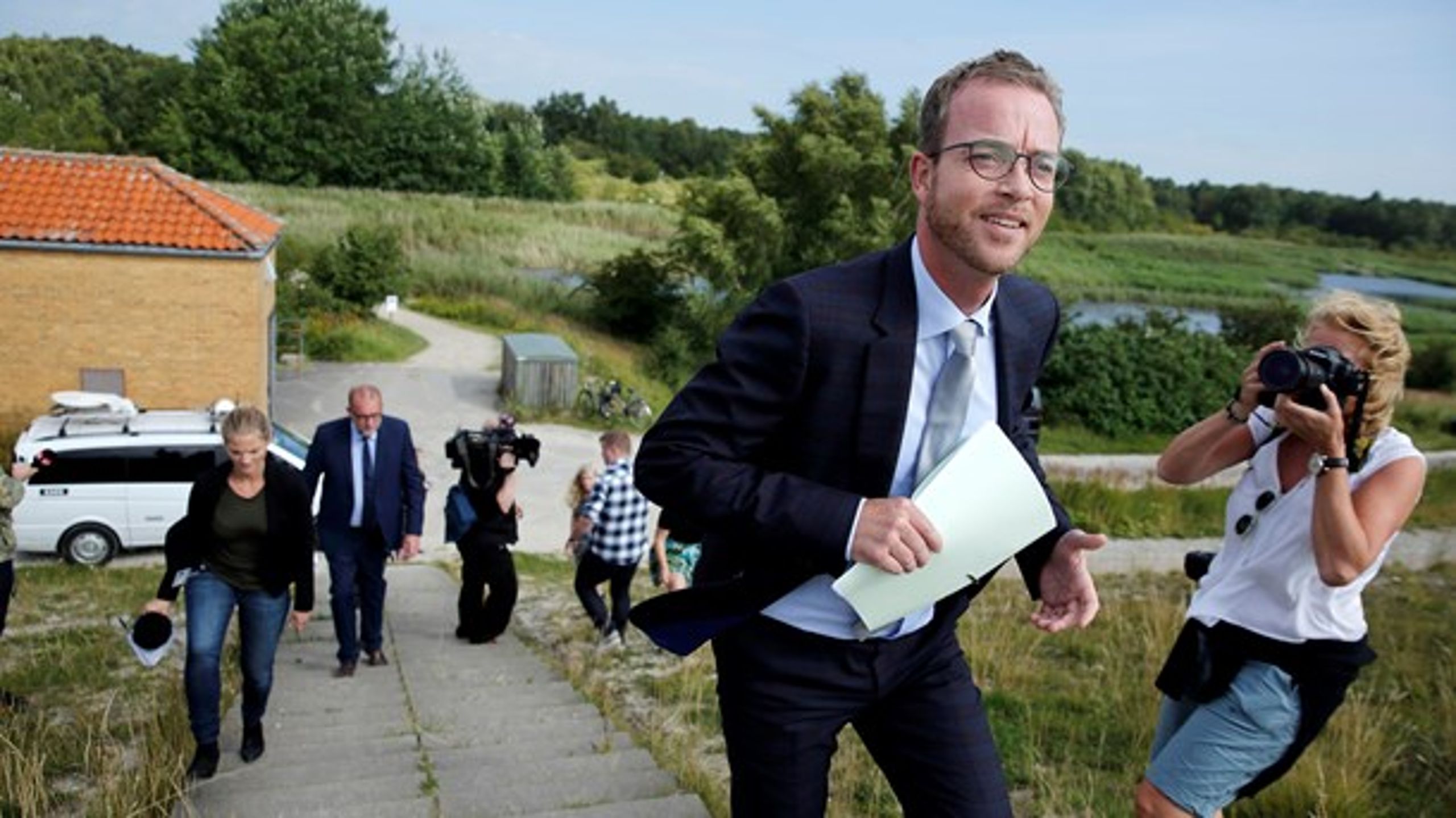 Miljø- og fødevareminister Esben Lunde Larsen (V) skal løbe hurtigt, når han skal i praktik hos Fødevarebanken tirsdag.