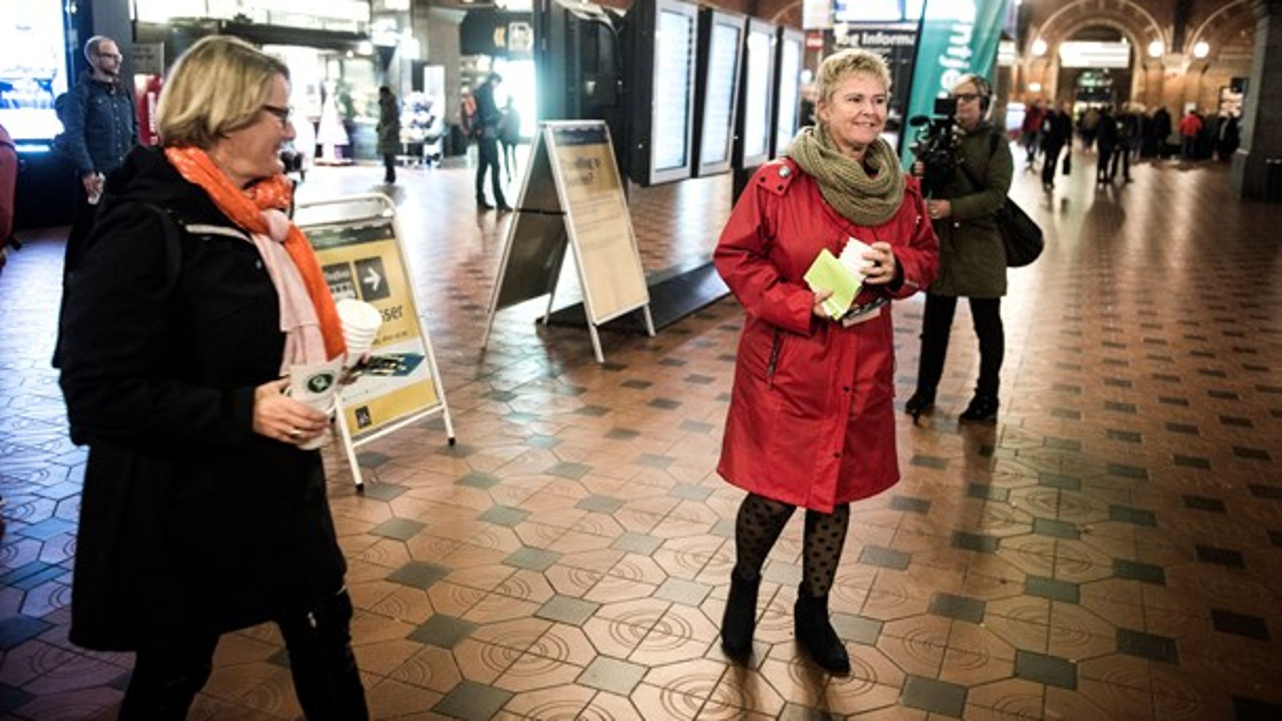 Fredag bliver det afgjort, om Bente Sorgenfreys (tv.) organisation FTF og Lizette Risgaards (th.) LO vil blive fusioneret.