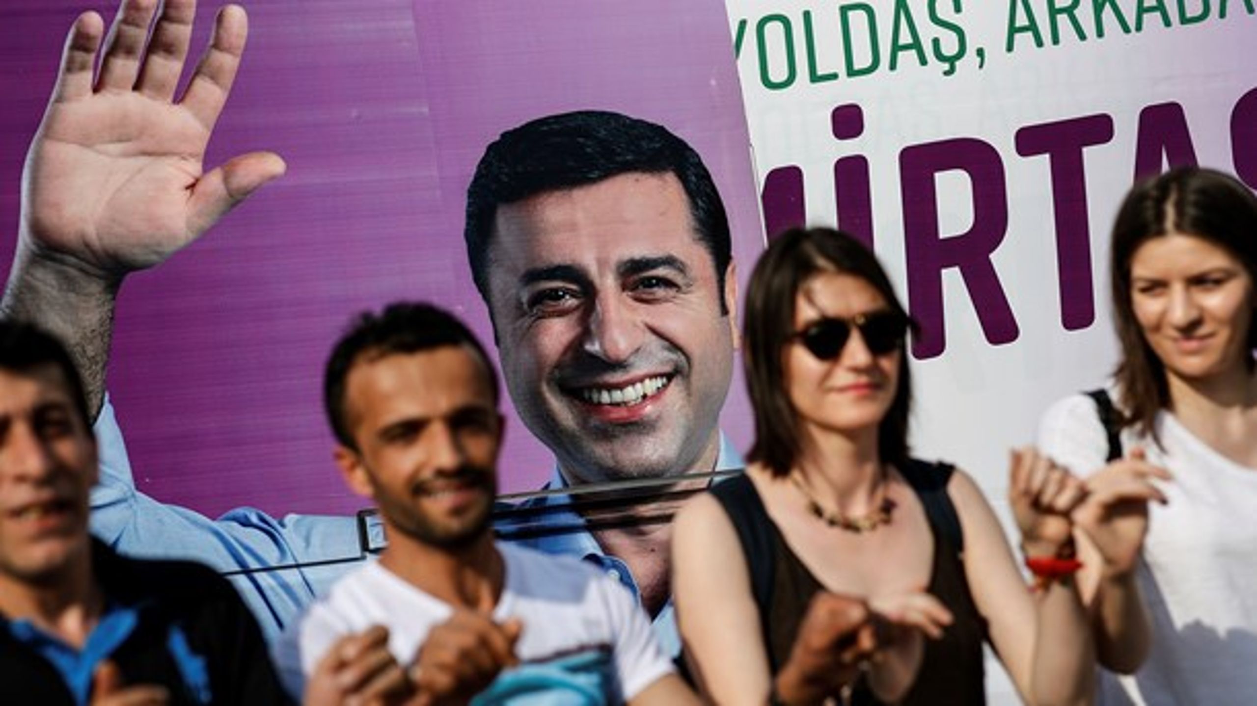 <div>5. juni 2018. Vælgere i Istanbul danser foran en valgplakat af Selahattin Demirtas, tyrkiets fænsglede pro-kurdiske politiker og præsidentkandidat. (Foto: Emrah Gurel/Ritzau Scanpix)<br></div>