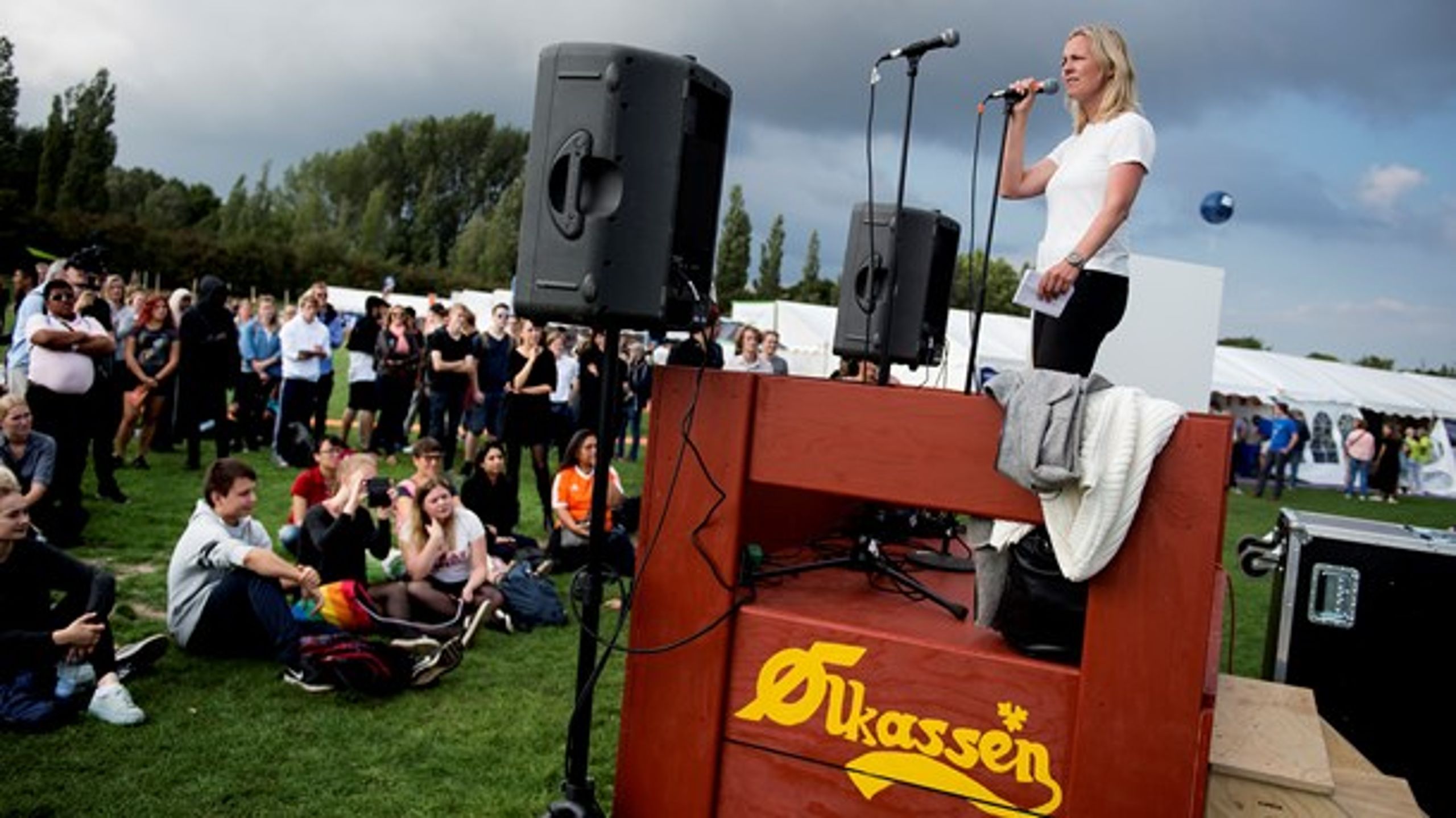 Ida Auken (R) på Ølkassen under Ungdommens Folkemøde i Valbyparken.&nbsp;