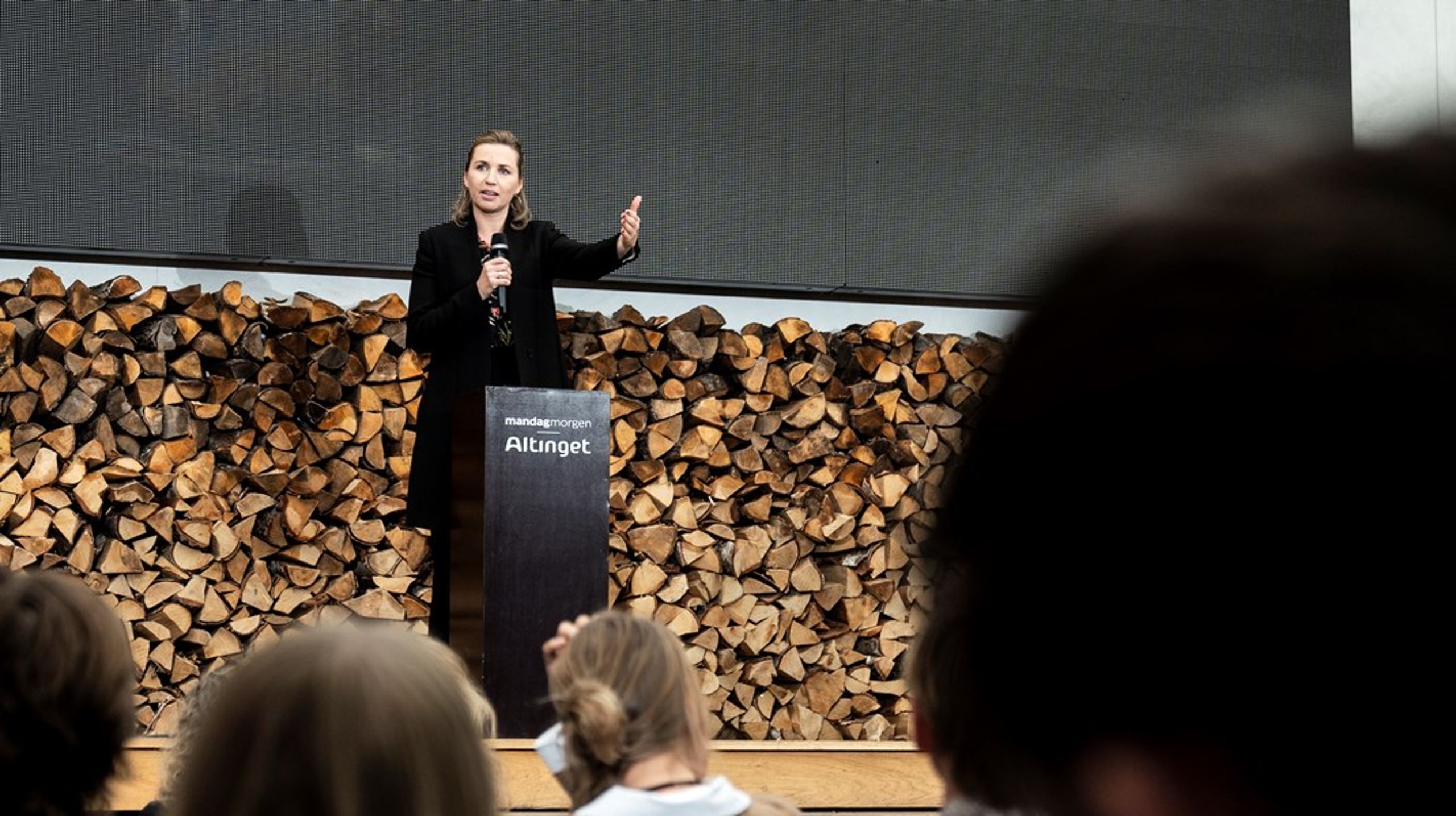 Mette Frederiksen vil have&nbsp;”fuldstændig epidemikontrol”, før flere elever kommer tilbage i skole.