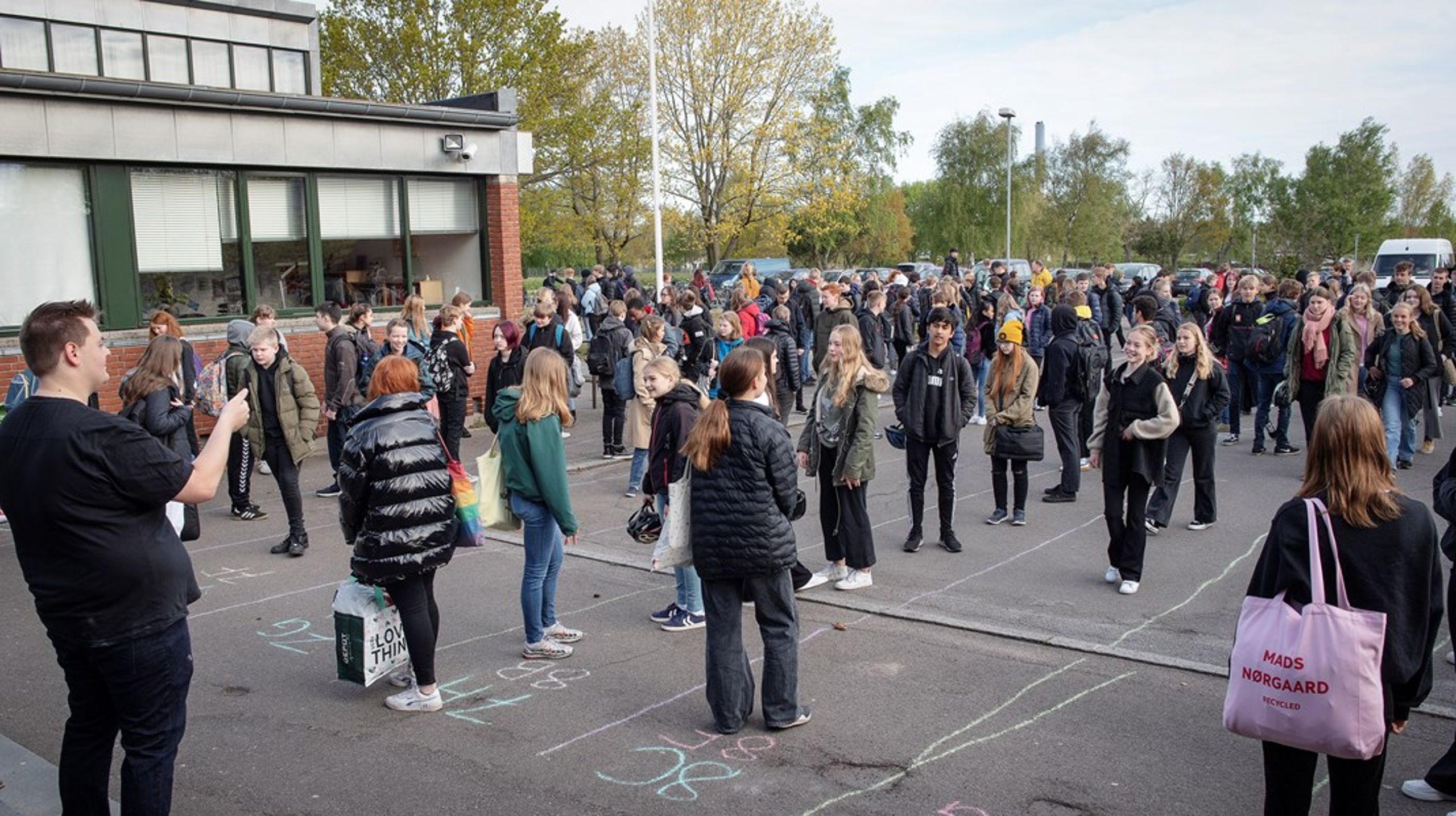 "Jeg tager også hjem med inspiration fra Østrig, der har åbnet skolerne blandt andet ved, at børnene tester sig selv. Kan vi gøre det i Danmark – og dermed få flere børn tilbage – vil det virkelig være godt," skriver Mette Frederiksen på Facebook.