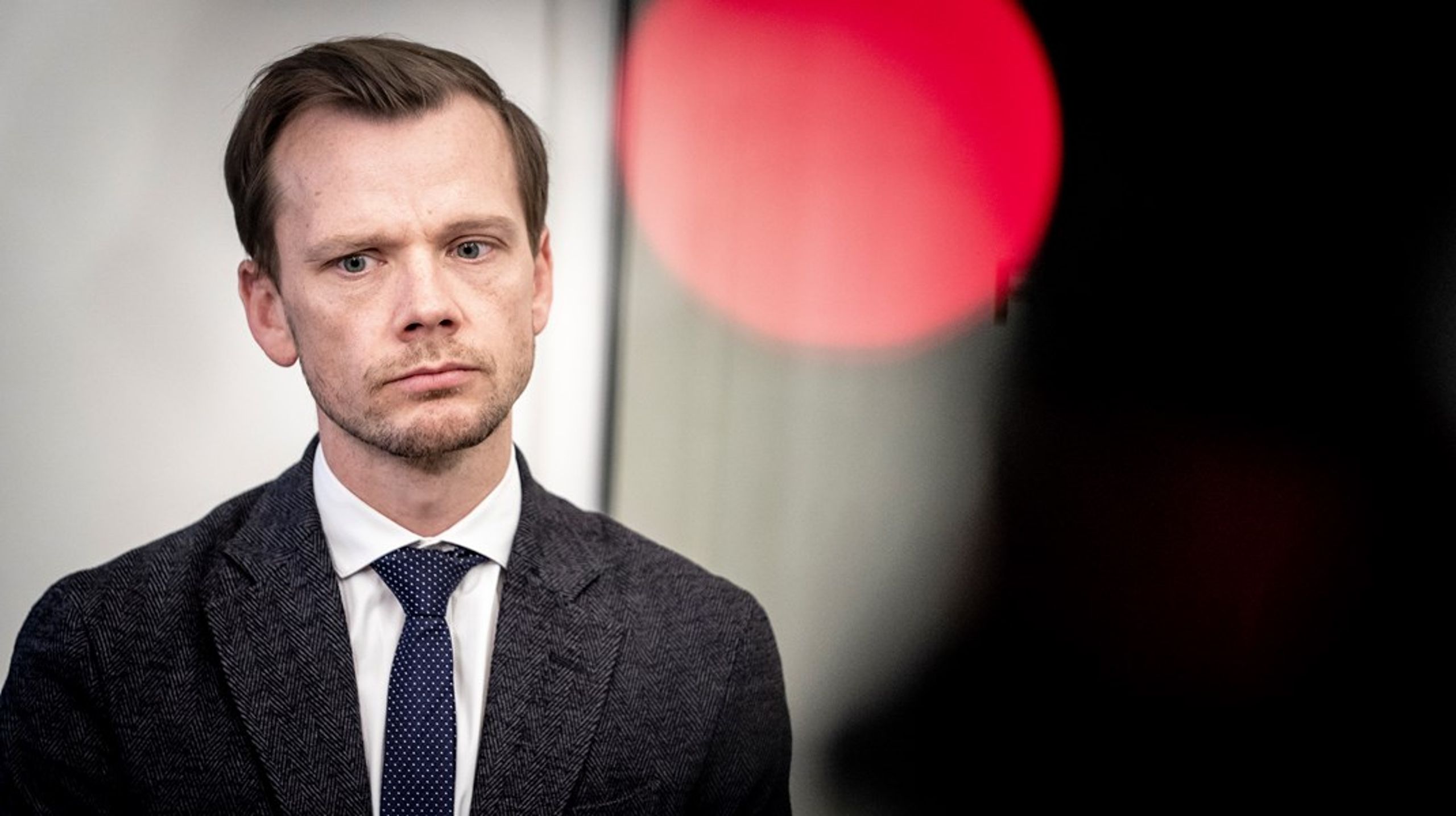 Beskæftigelses- og Ligestillingsminister Peter Hummelgaard skal onsdag i samråd omkring problemer med uligeløn mellem kønnene.