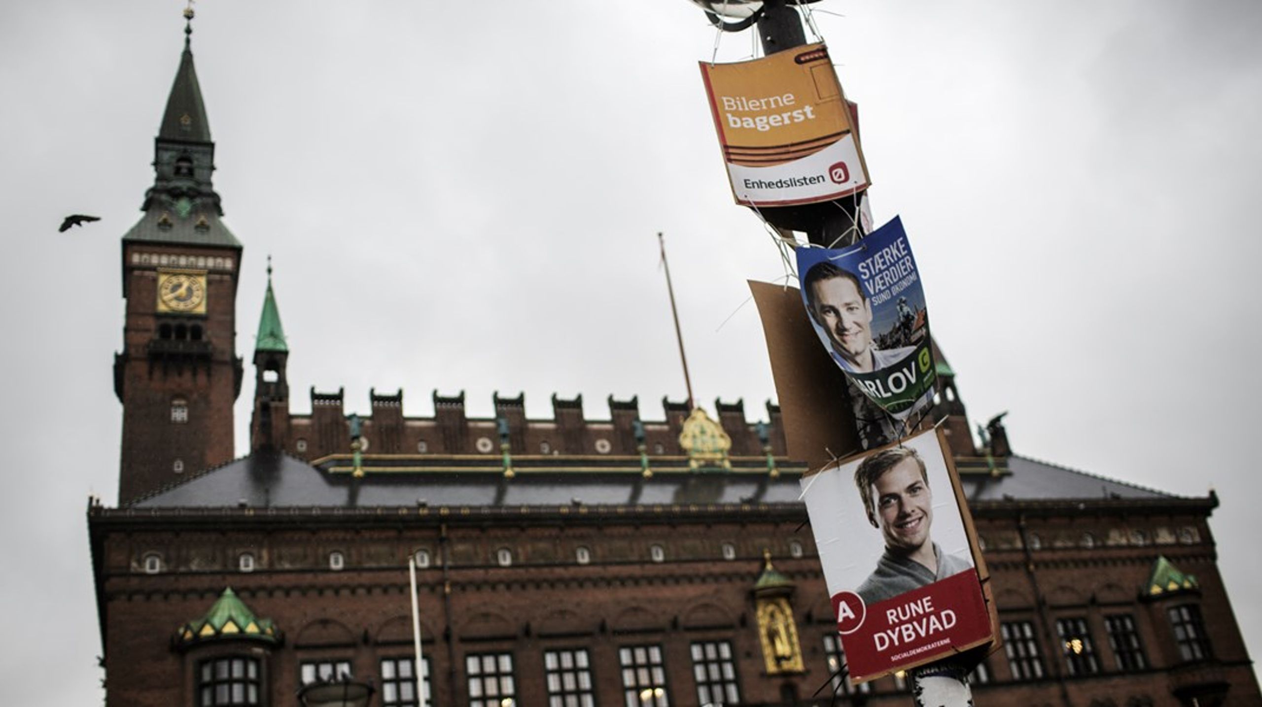 Hvis det står til Alternativet og Dansk Folkeparti, skal det være slut med valgplakater i de københavnske lygtepæle.