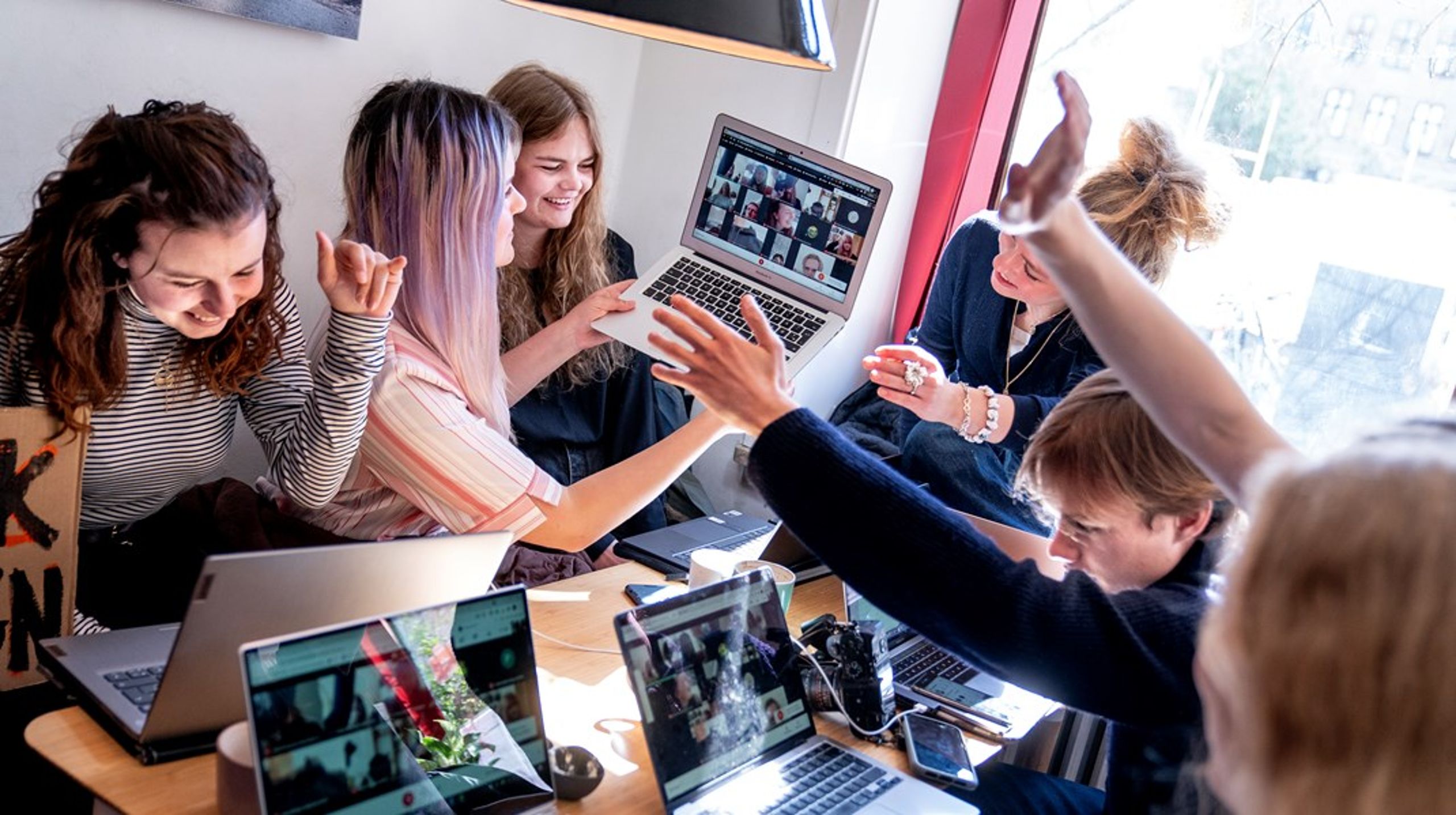 Elever fra Gefion Gymnasium modtog onlineundervisning på Riccos café i København mandag.