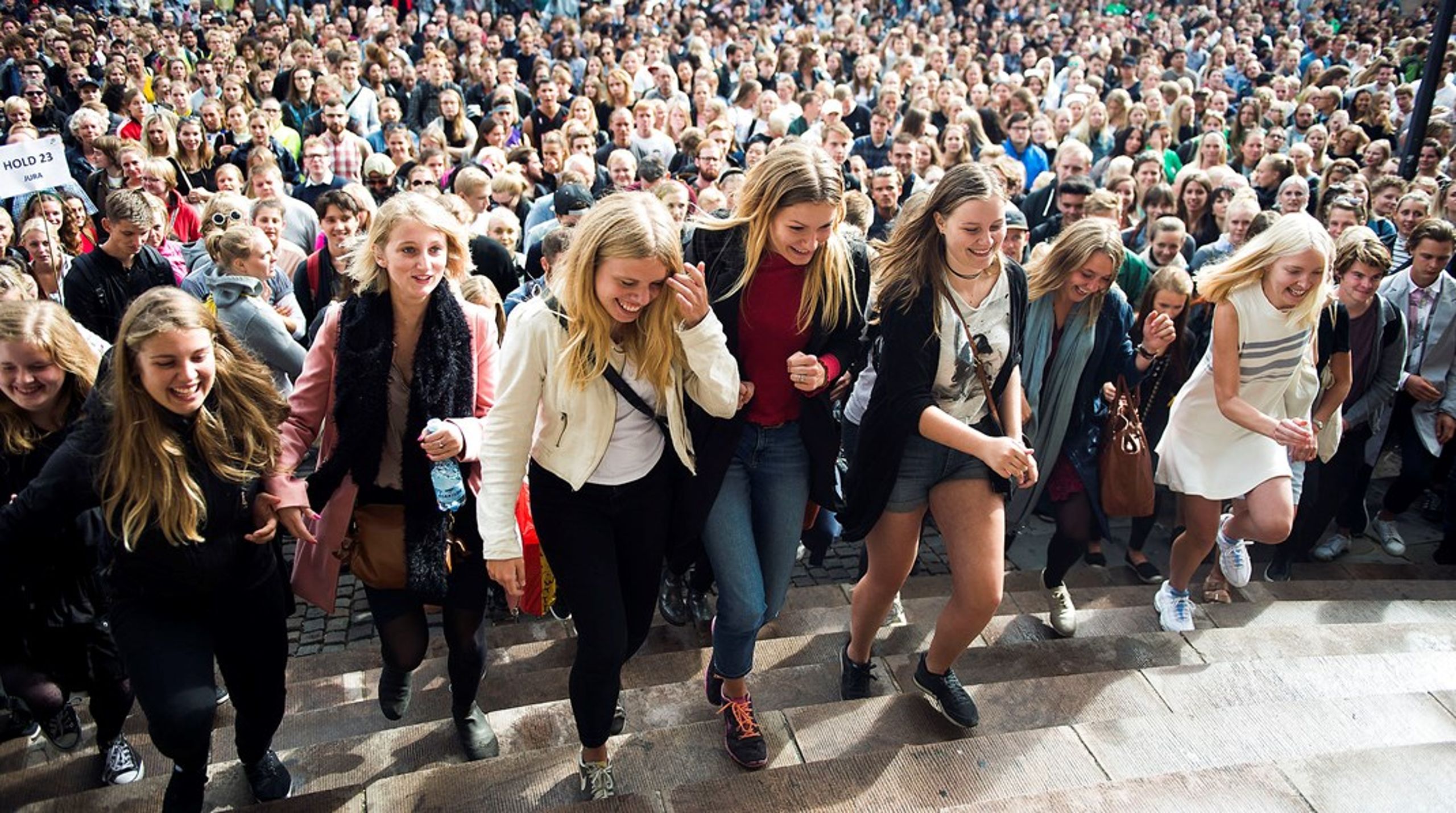 Selvom videregående uddannelser i princippet må åbne for alle studerende fra fredag d. 21 maj, gælder kravet om mindst en meters afstand mellem de studerende stadig, og det umuliggør den fuldstændige genåbning siger vicedirektør på Københavns Universitet.<br>