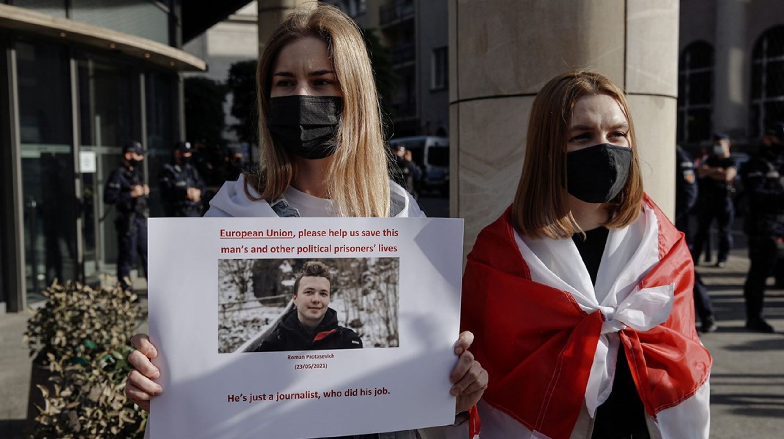 Demonstranter i Warszava protesterer mod anholdelsen af den hviderussiske journalist og aktivist Roman Protasevitj søndag.&nbsp;
