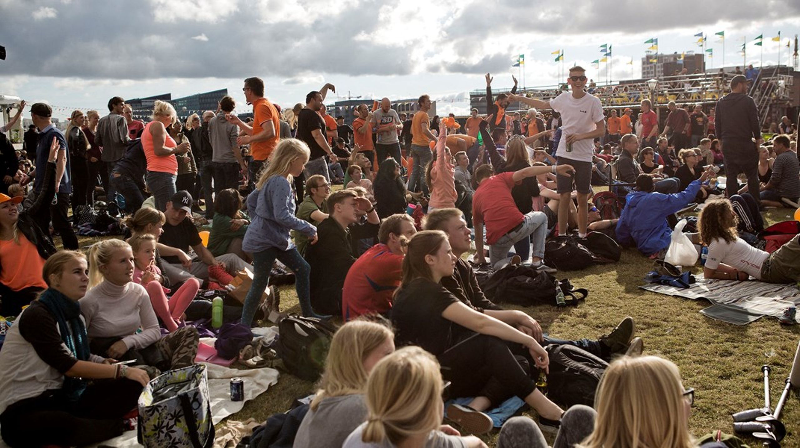 Fredag ophæves forsamlingsforbuddet udendørs. Billedet er fra et storskærmsarrangement på Islands Brygge&nbsp;under fodbold-VM i 2014.