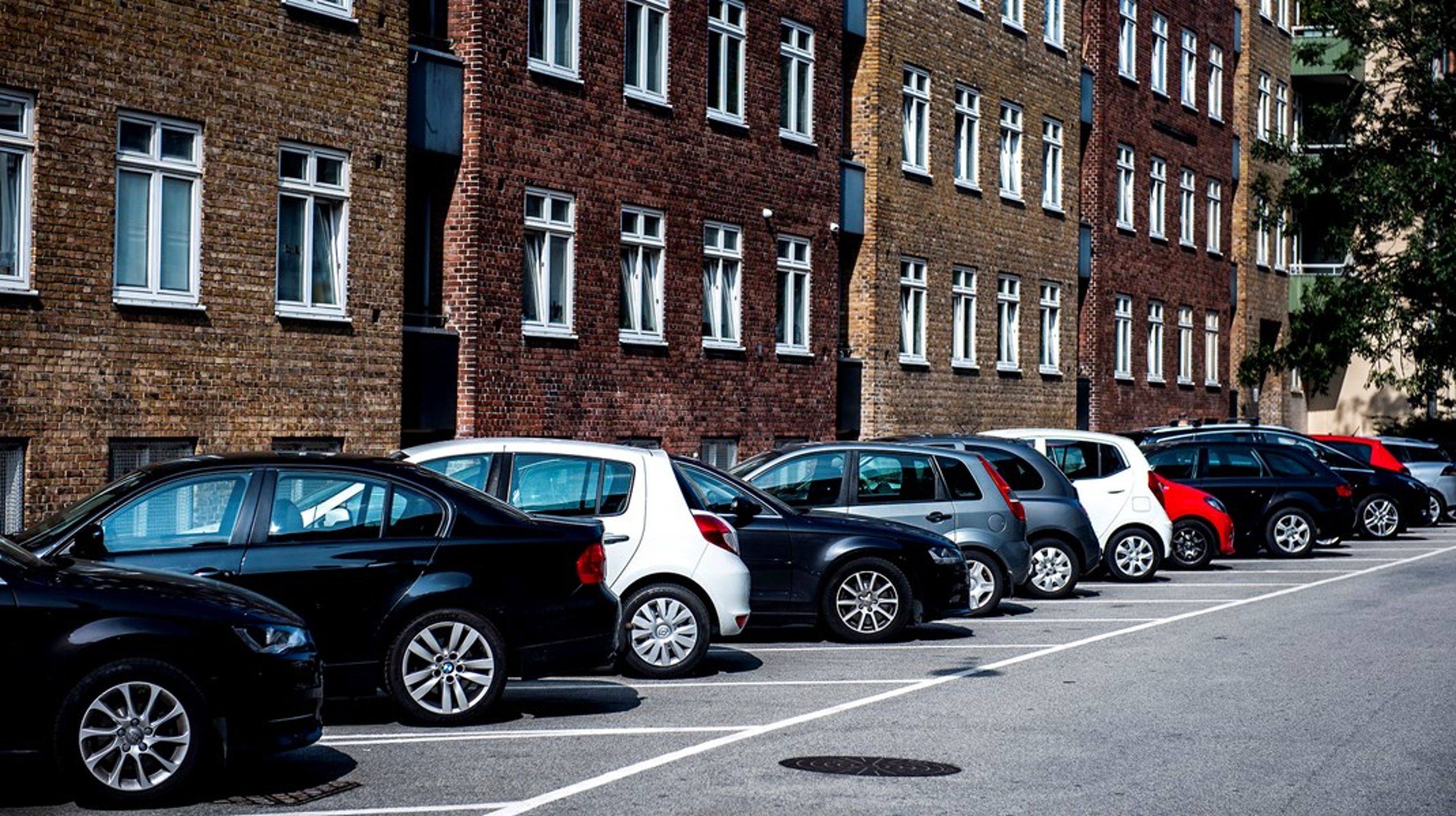 Sophie Hæstorp Andersen og Franciska Rosenkilde&nbsp;vil nedbringe antallet af biler i byen ved at skære i antallet af parkeringspladser.