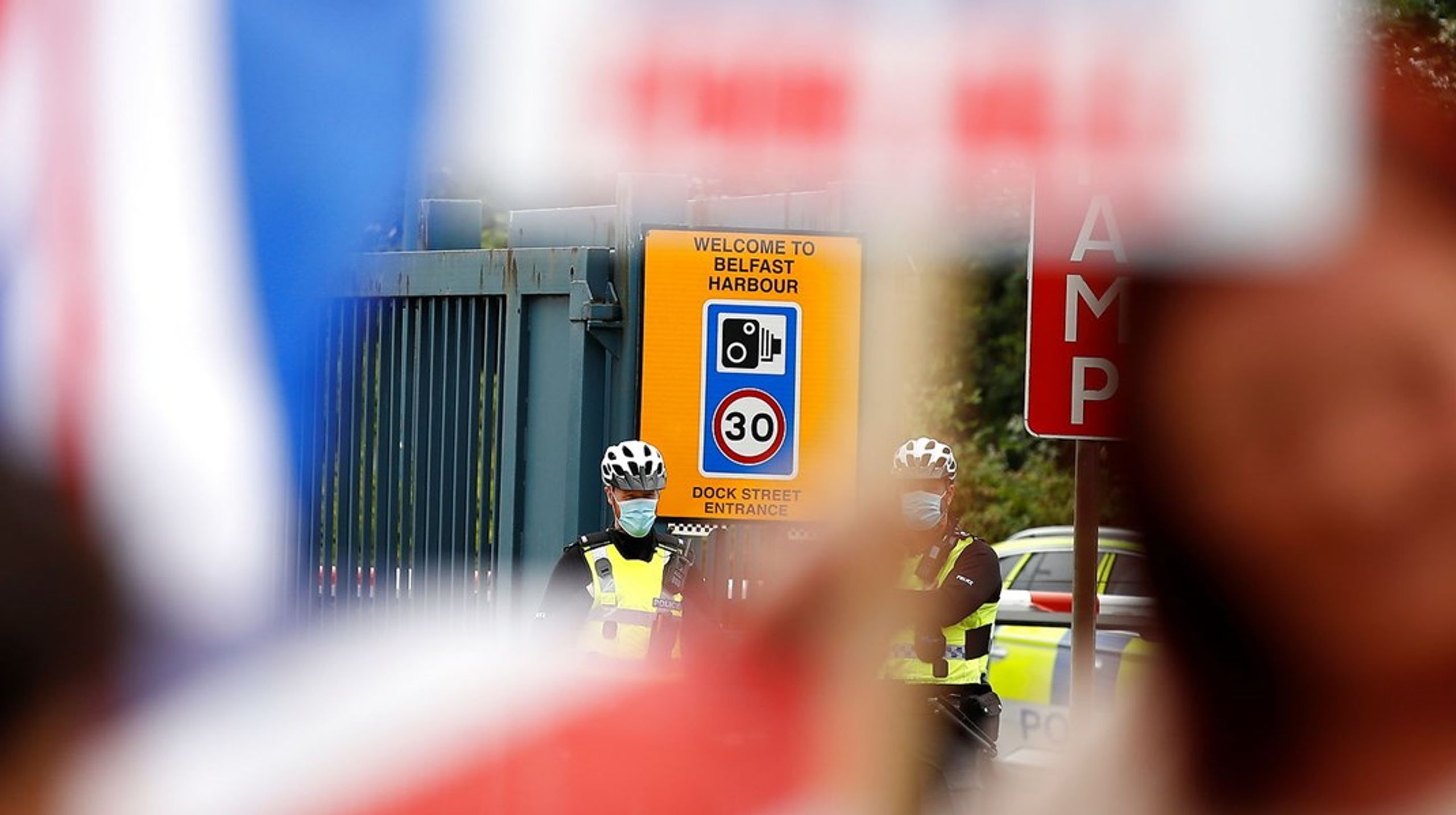 Protester ved havnen i Belfast over de kontroller med varer, som Brexit har medført mellem Nordirland og resten af Det Forenede Kongerige. EU's Brexit-ansvarlige,&nbsp;Maroš&nbsp;Šefčovič, tager i denne uge til den irske ø for ved selvsyn at konstatere, hvor galt det står til.