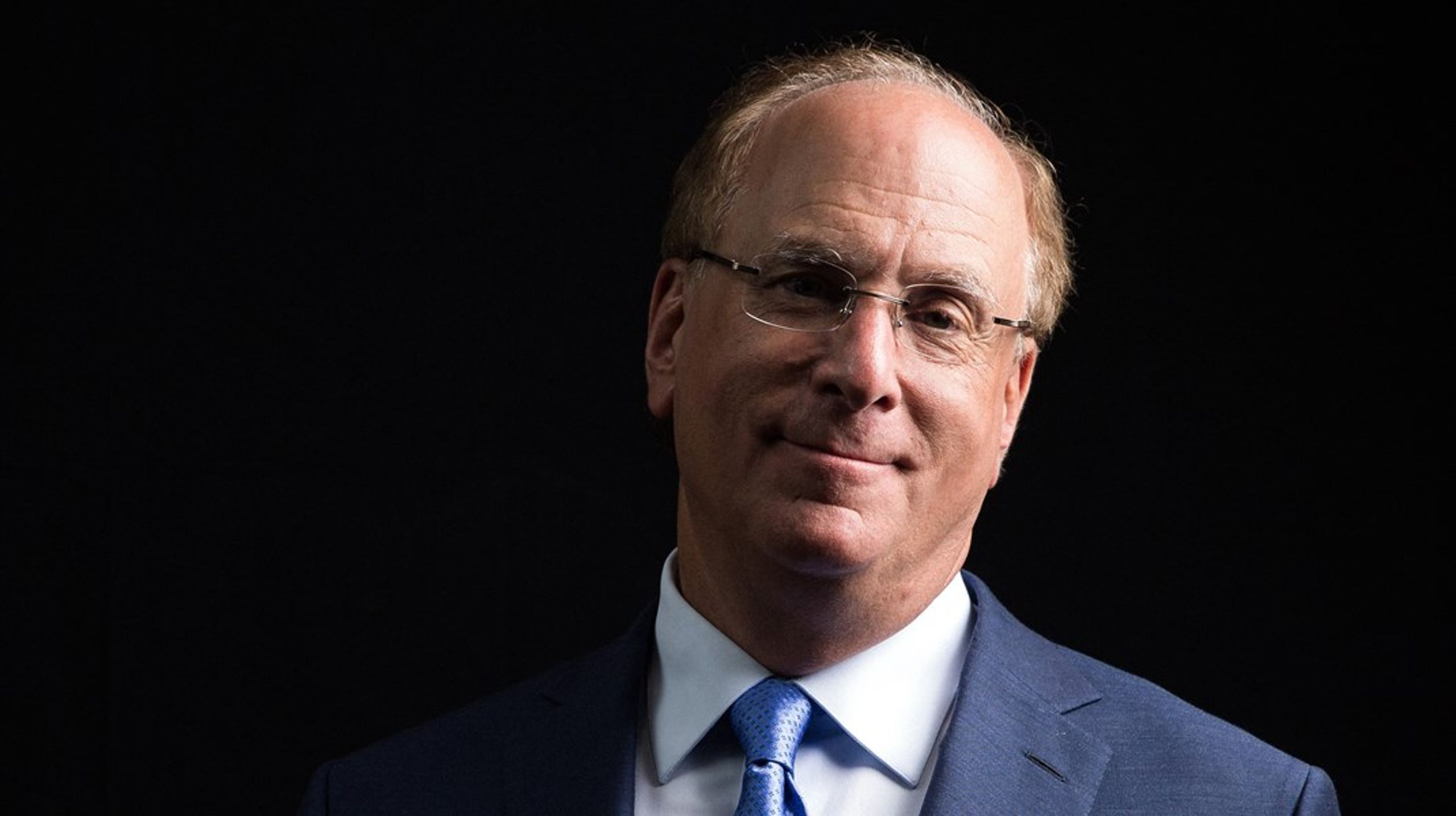 Larry Fink er CEO for verdens største kapitalforvalter, Blackrock, der forvalter aktiver for omkring 56.000 milliarder kroner.&nbsp;