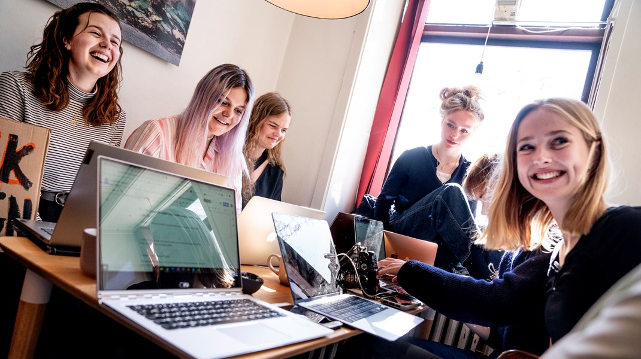 Elever fra Gefion Gymnasium til onlineundervisning på en café i&nbsp;april 2021.