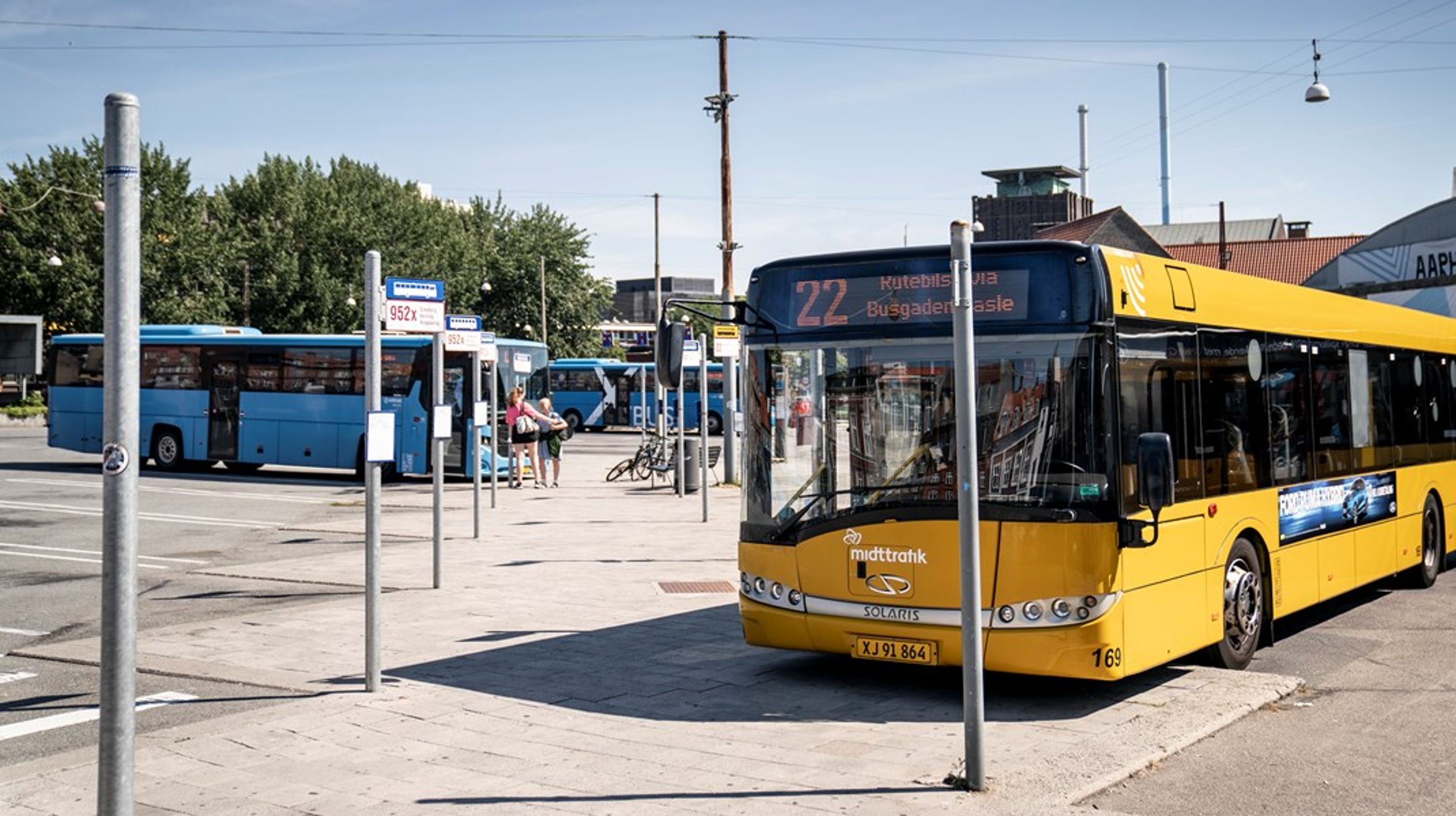 Ser man på ulykkesstatistikken for
busbefordring i Norge og Sverige, står det klart, at bussen som transportmiddel
fortsat er meget sikker – også selvom en del af transporten udføres af 18-årige
chauffører, skriver&nbsp;Teddy Becher.