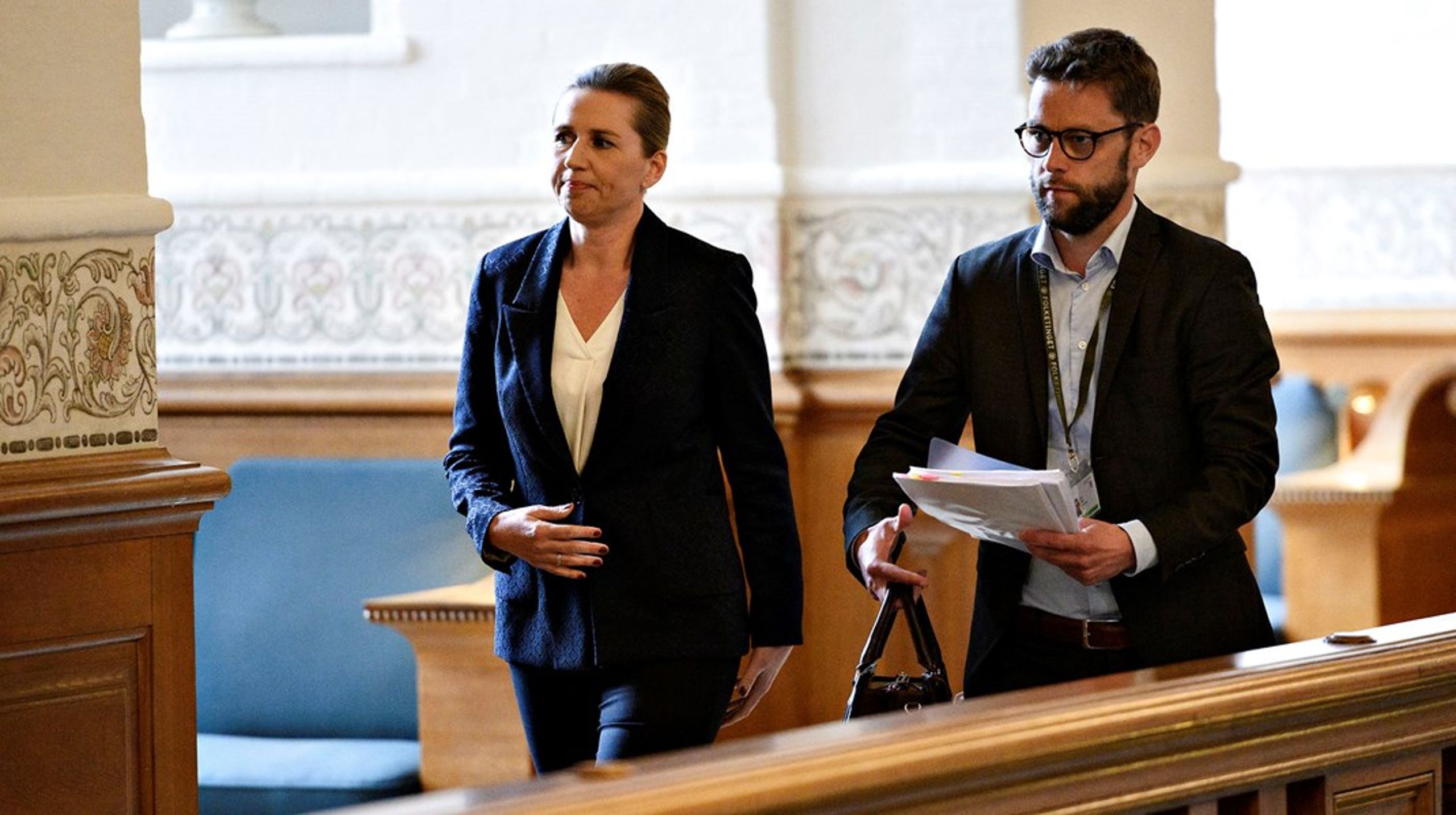 Statsminister Mette Frederiksen (S) sammen med sin særlige rådgiver Martin Justesen.&nbsp;