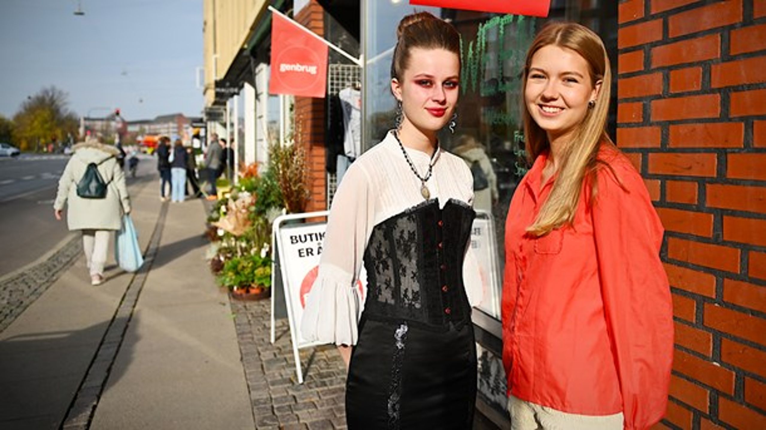 Solvig Tørsleff og Helene Christensen er frivillige i 2nd by nutid på grund af interessen for bæredygtighed og mode. Det betyder meget for dem, at deres butik er drevet udelukkende af unge under 30. De synes dog godt, at de kunne bruge nogle&nbsp;mandlige kolleger.&nbsp;