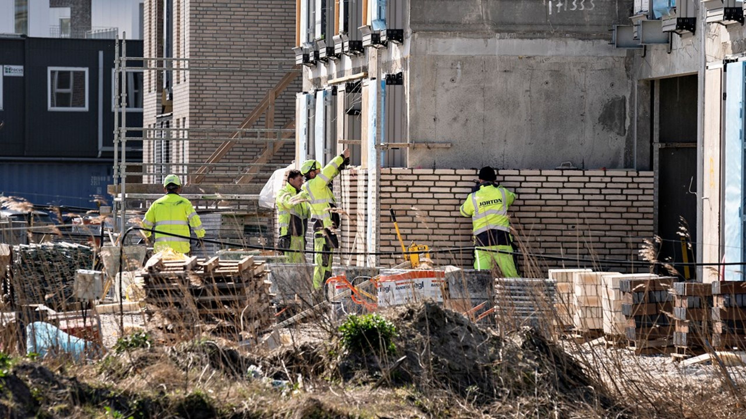 Det er paradoksalt, at når der tales om bæredygtighed er fokus
på selve byggeriet – typisk proces og materialevalg – og vi overser det sociale
ansvar, skriver Henning Bagger.