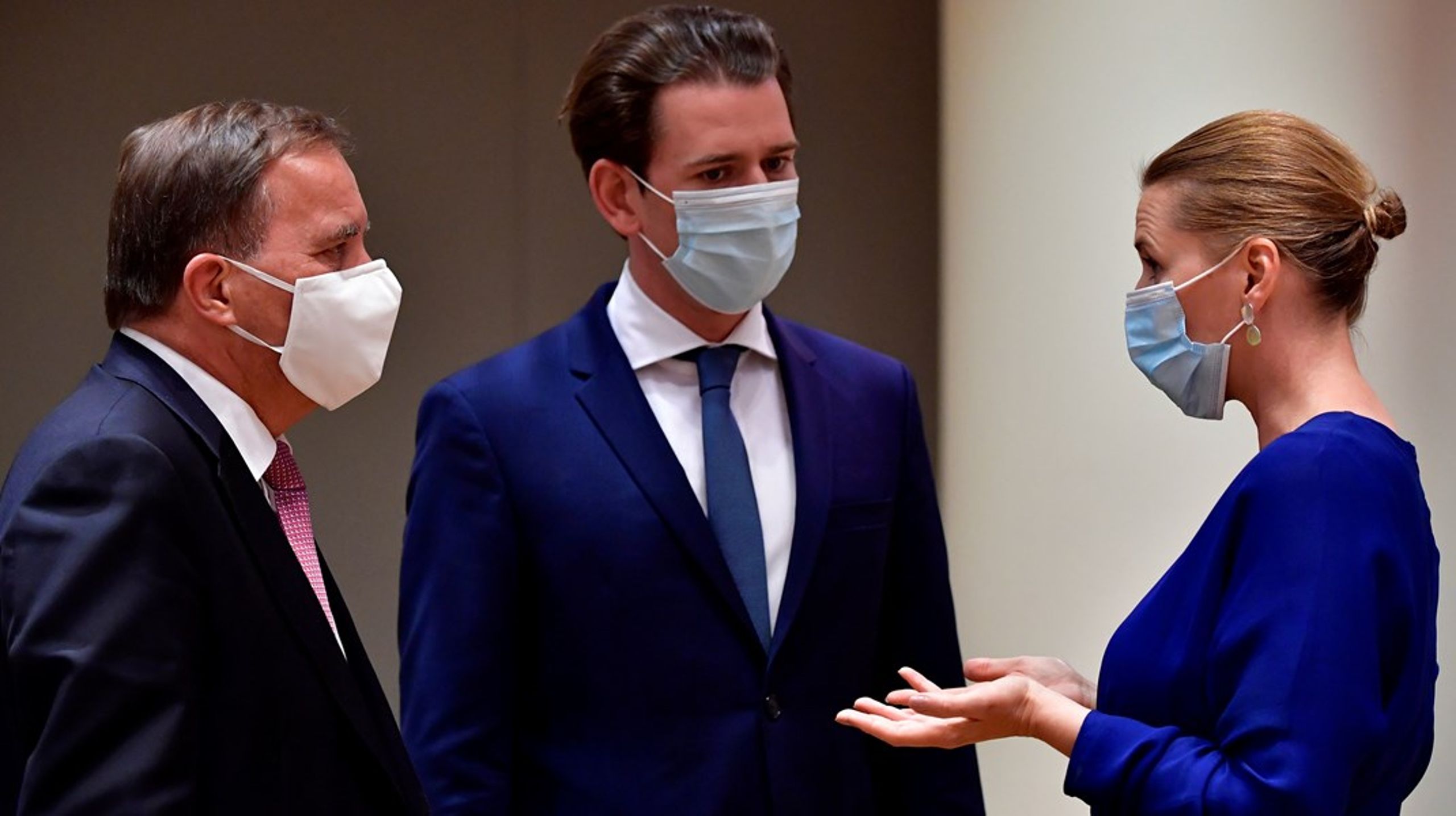 Sebastian Kurz (i midten)&nbsp;har meddelt på et pressemøde, at han trækker sig helt&nbsp;fra østrigsk politik.